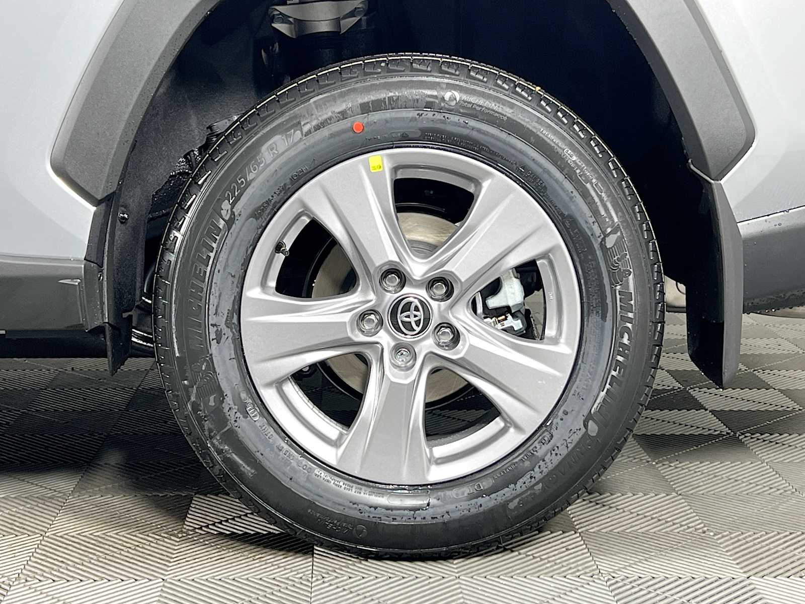 2025 Toyota RAV4 XLE - Photo 19