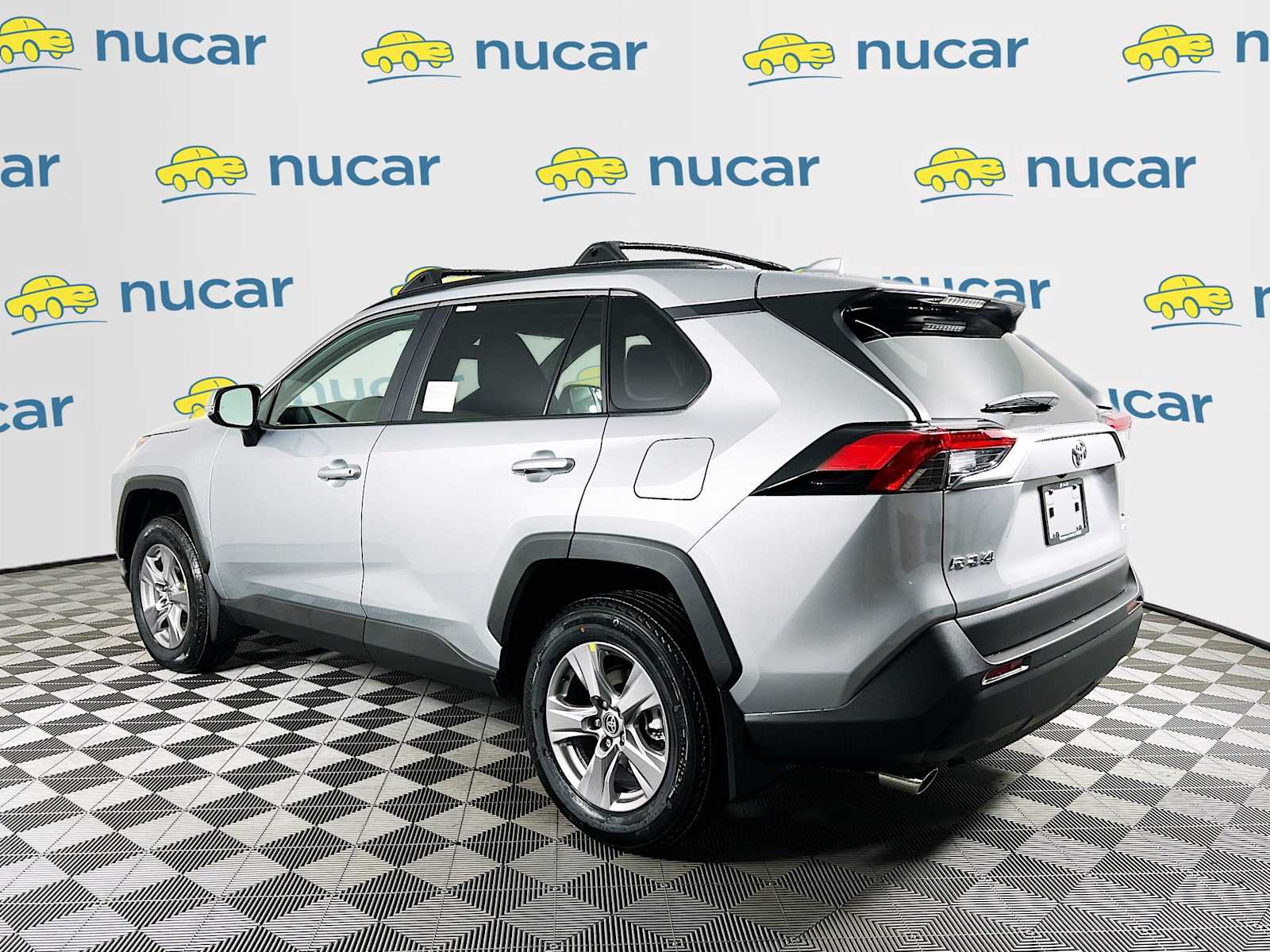 2025 Toyota RAV4 XLE - Photo 4