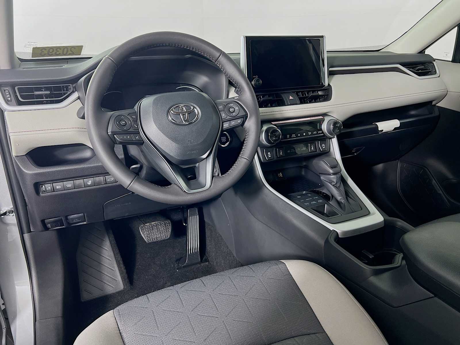 2025 Toyota RAV4 XLE - Photo 6