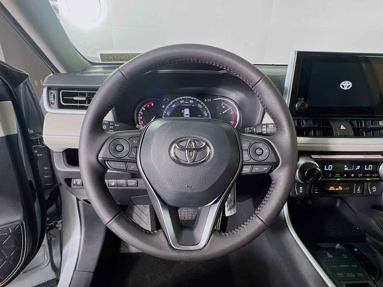 2025 Toyota RAV4 XLE - Photo 7