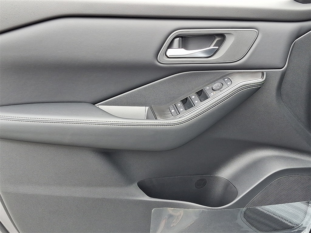 2026 Nissan Rogue SV - Photo 8