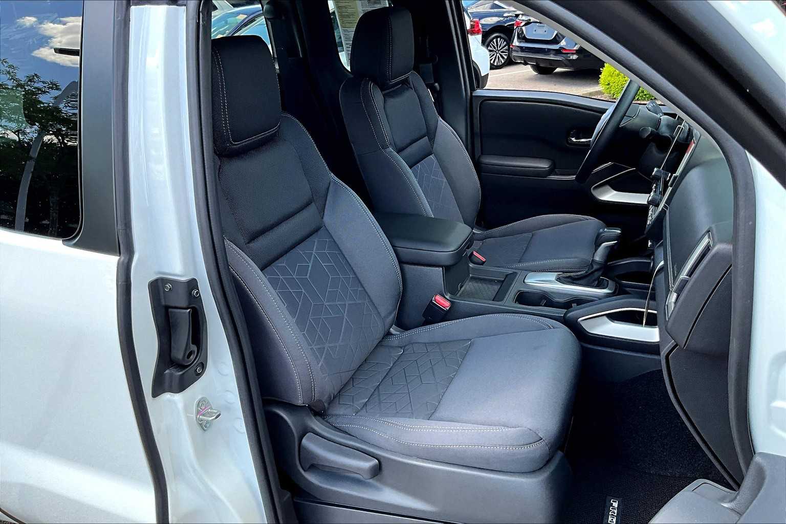 2025 Nissan Frontier SV - Photo 11