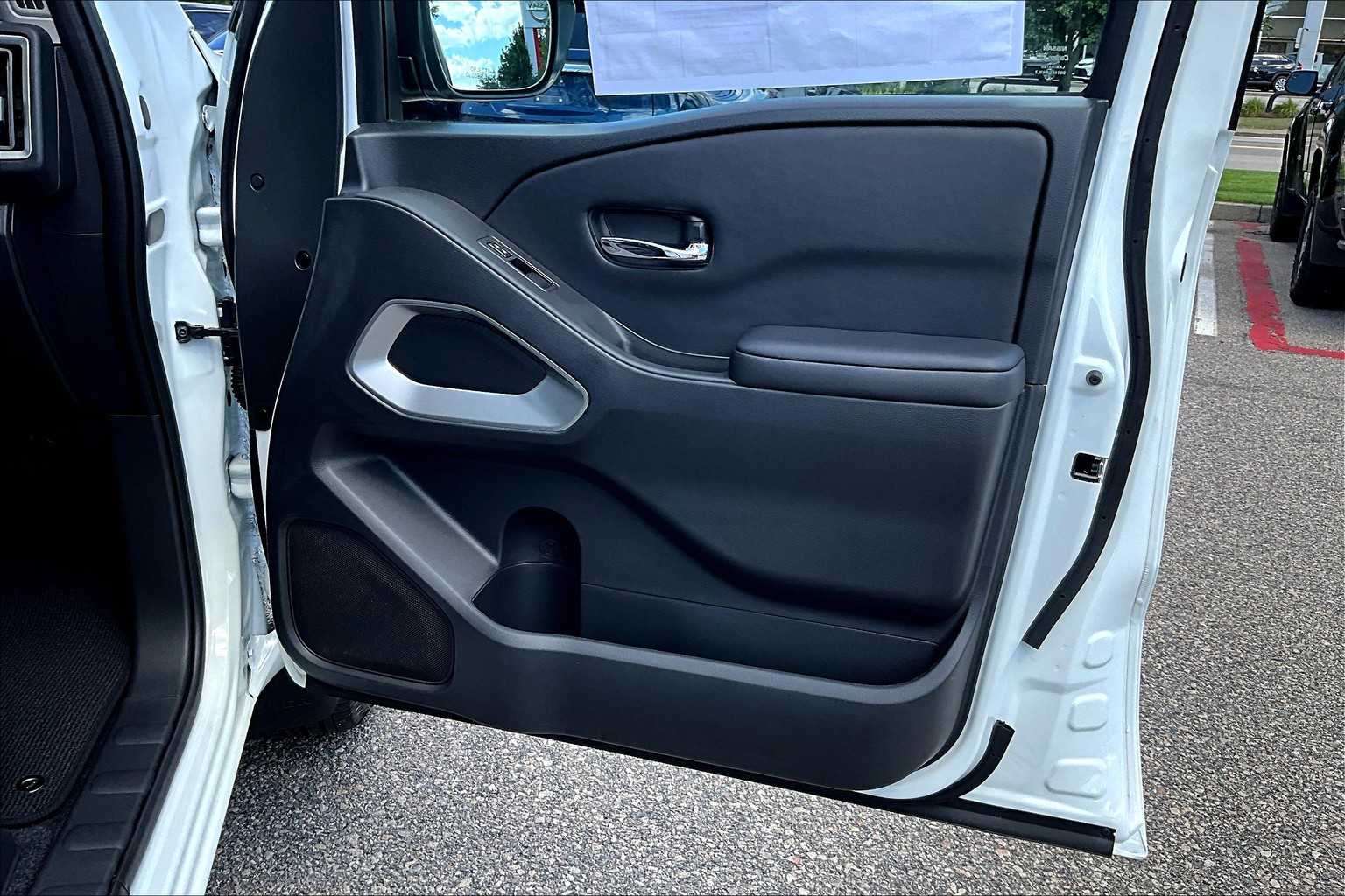 2025 Nissan Frontier SV - Photo 12