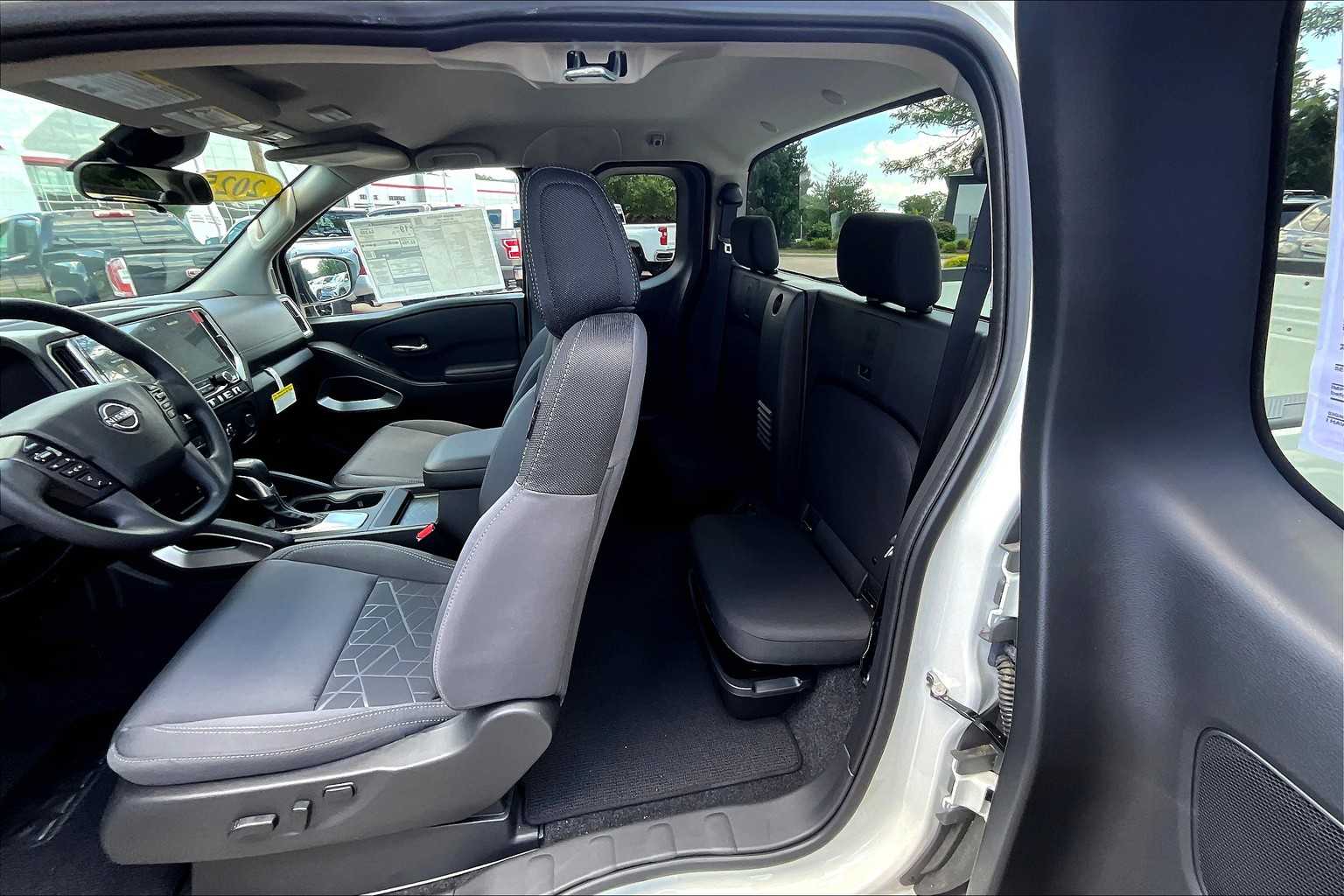 2025 Nissan Frontier SV - Photo 15
