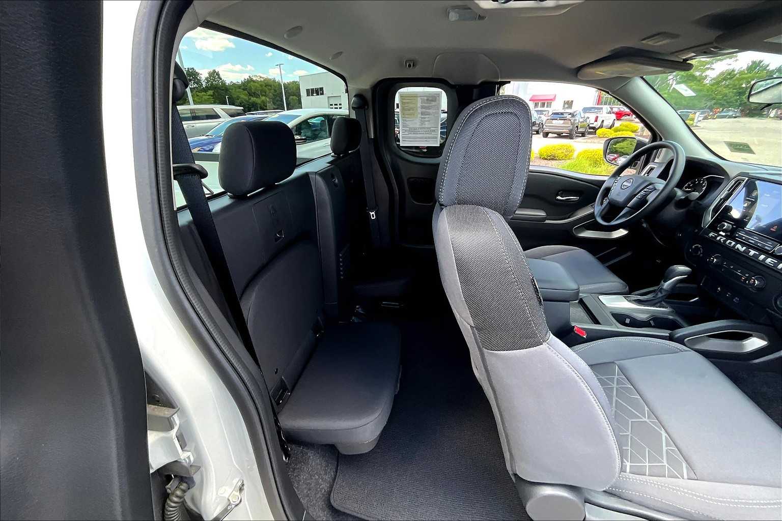2025 Nissan Frontier SV - Photo 16