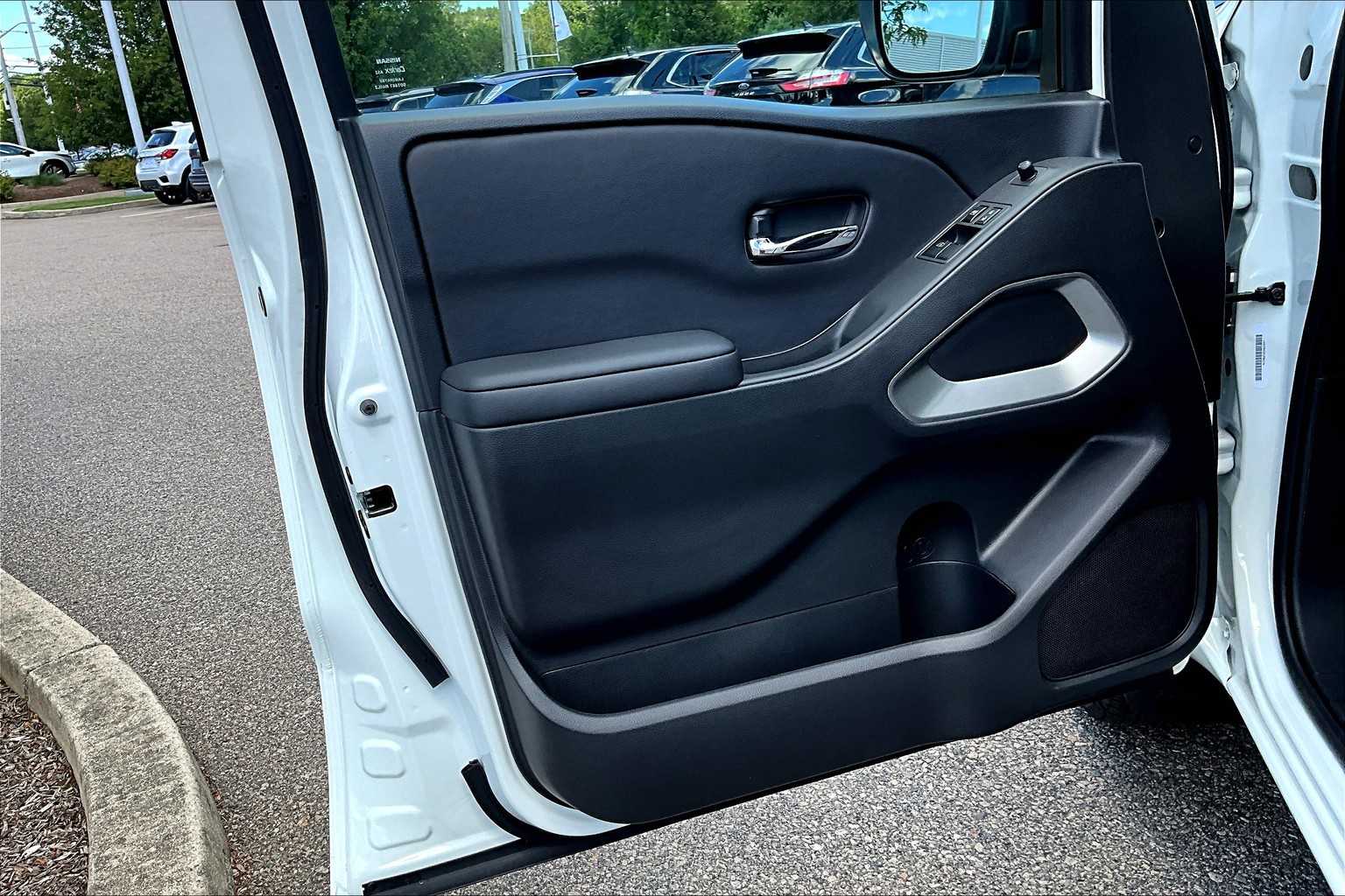 2025 Nissan Frontier SV - Photo 9