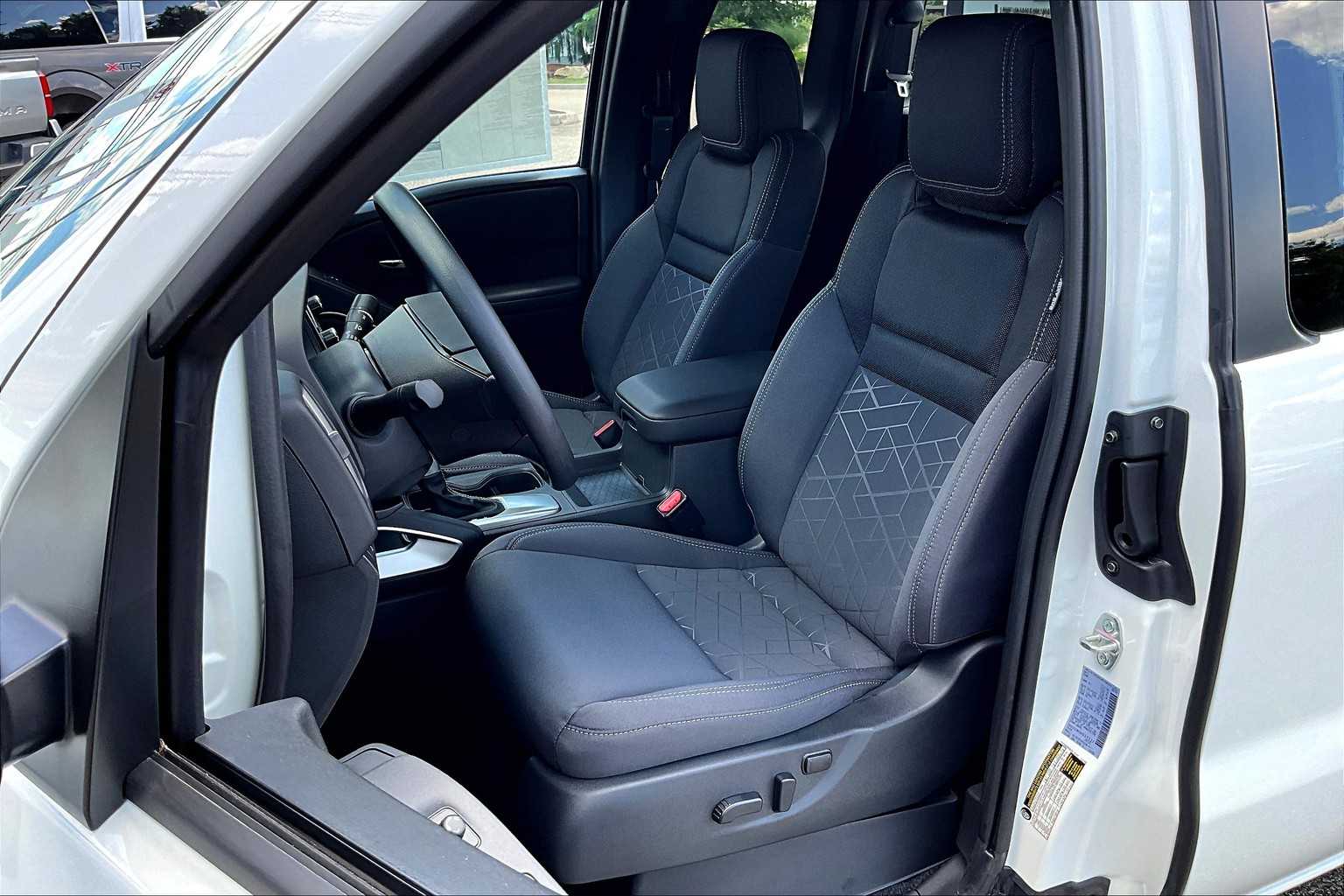 2025 Nissan Frontier SV - Photo 10