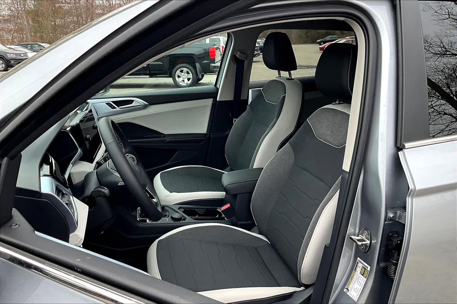 2025 Volkswagen Taos SE - Photo 11