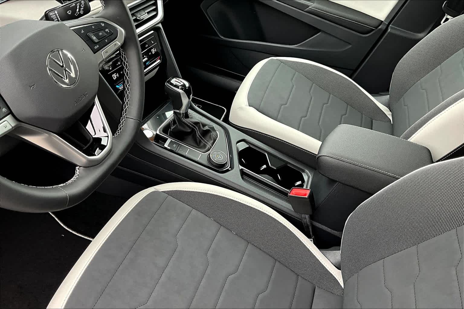 2025 Volkswagen Taos SE - Photo 14