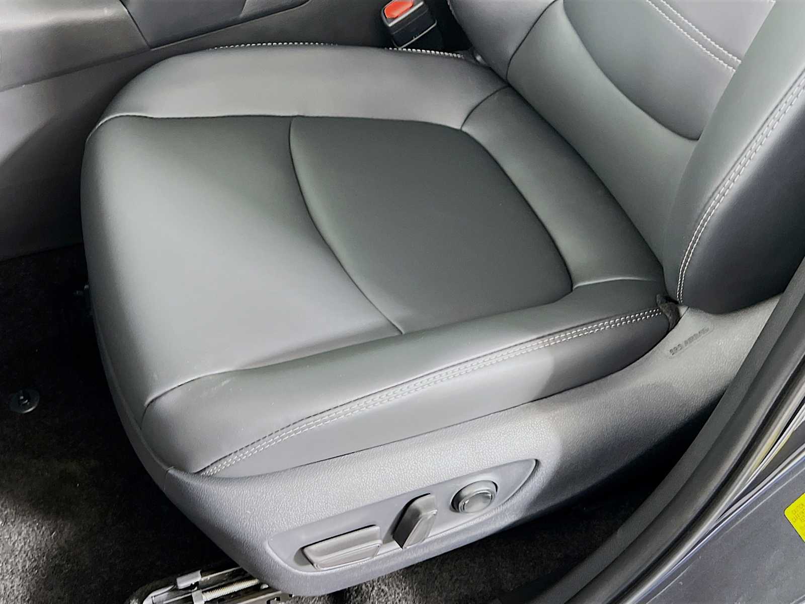 2025 Toyota RAV4 XLE Premium - Photo 17