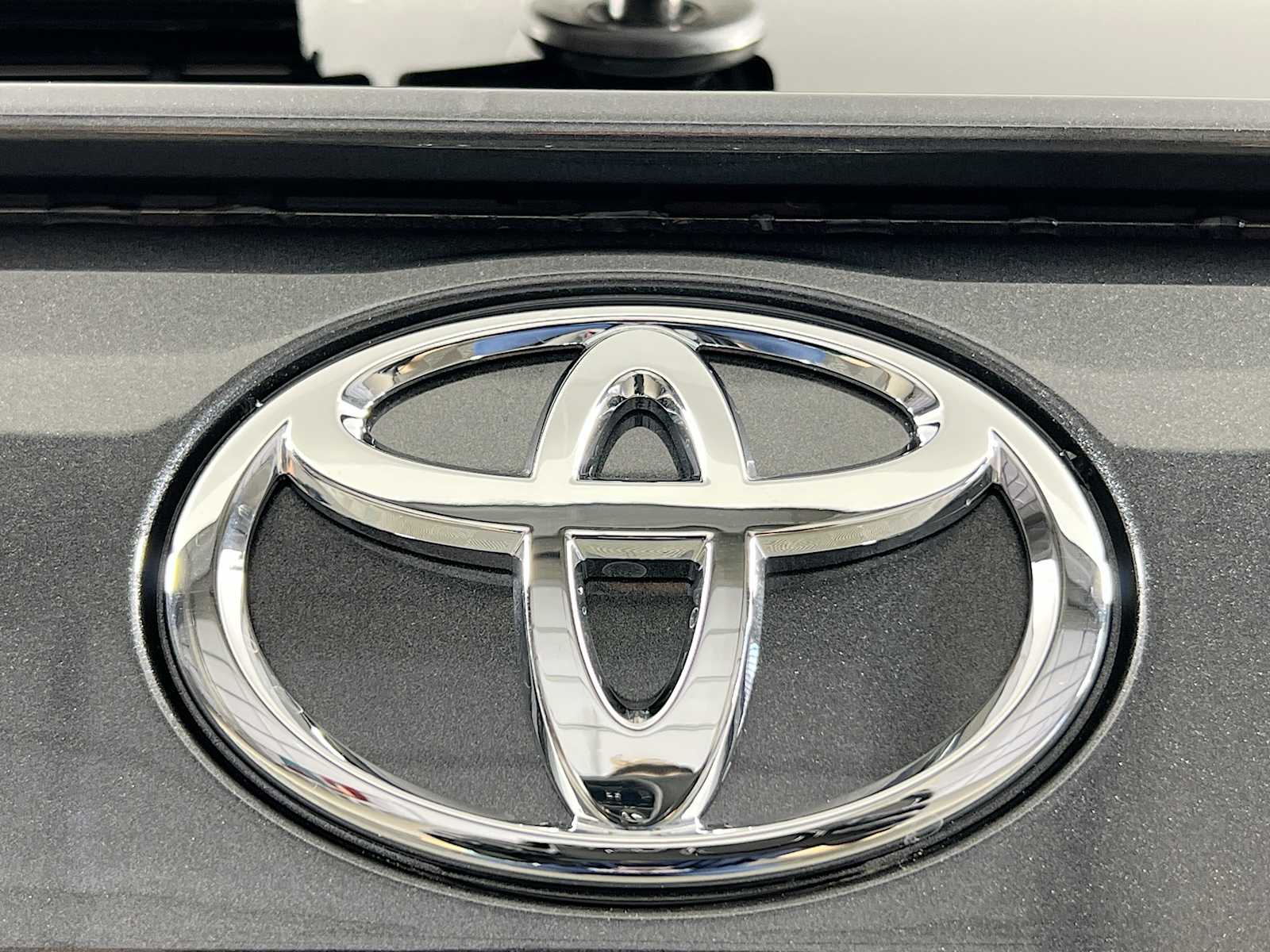 2025 Toyota RAV4 XLE Premium - Photo 18