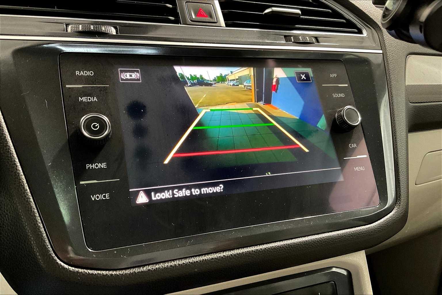 2022 Volkswagen Tiguan SE - Photo 19