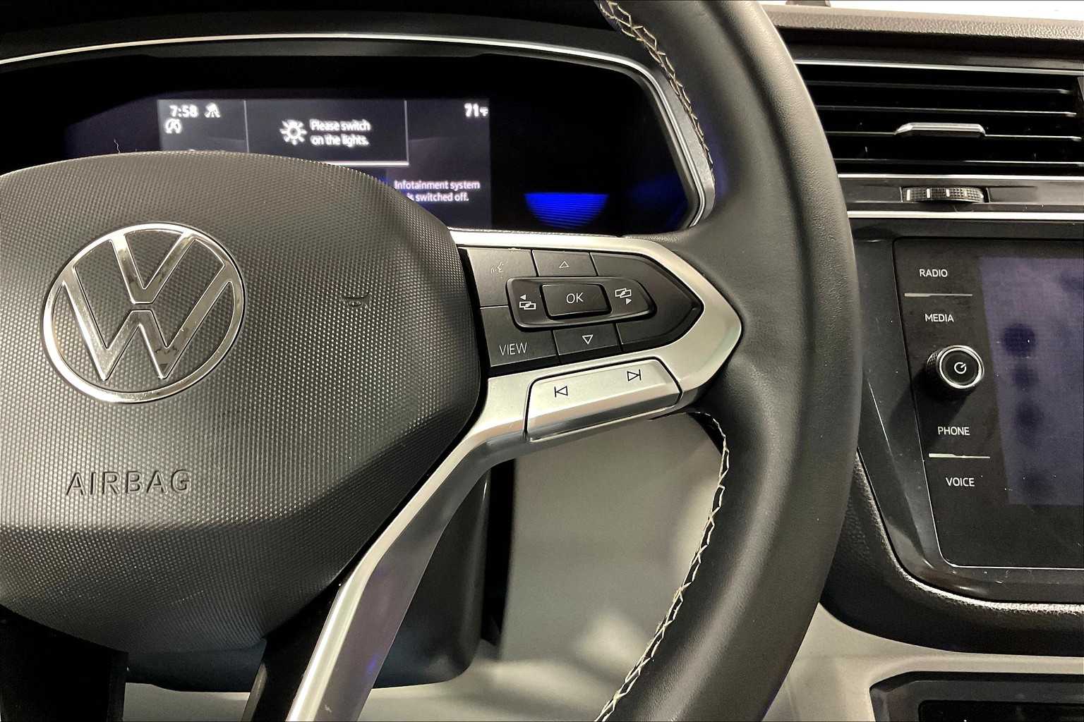 2022 Volkswagen Tiguan SE - Photo 24