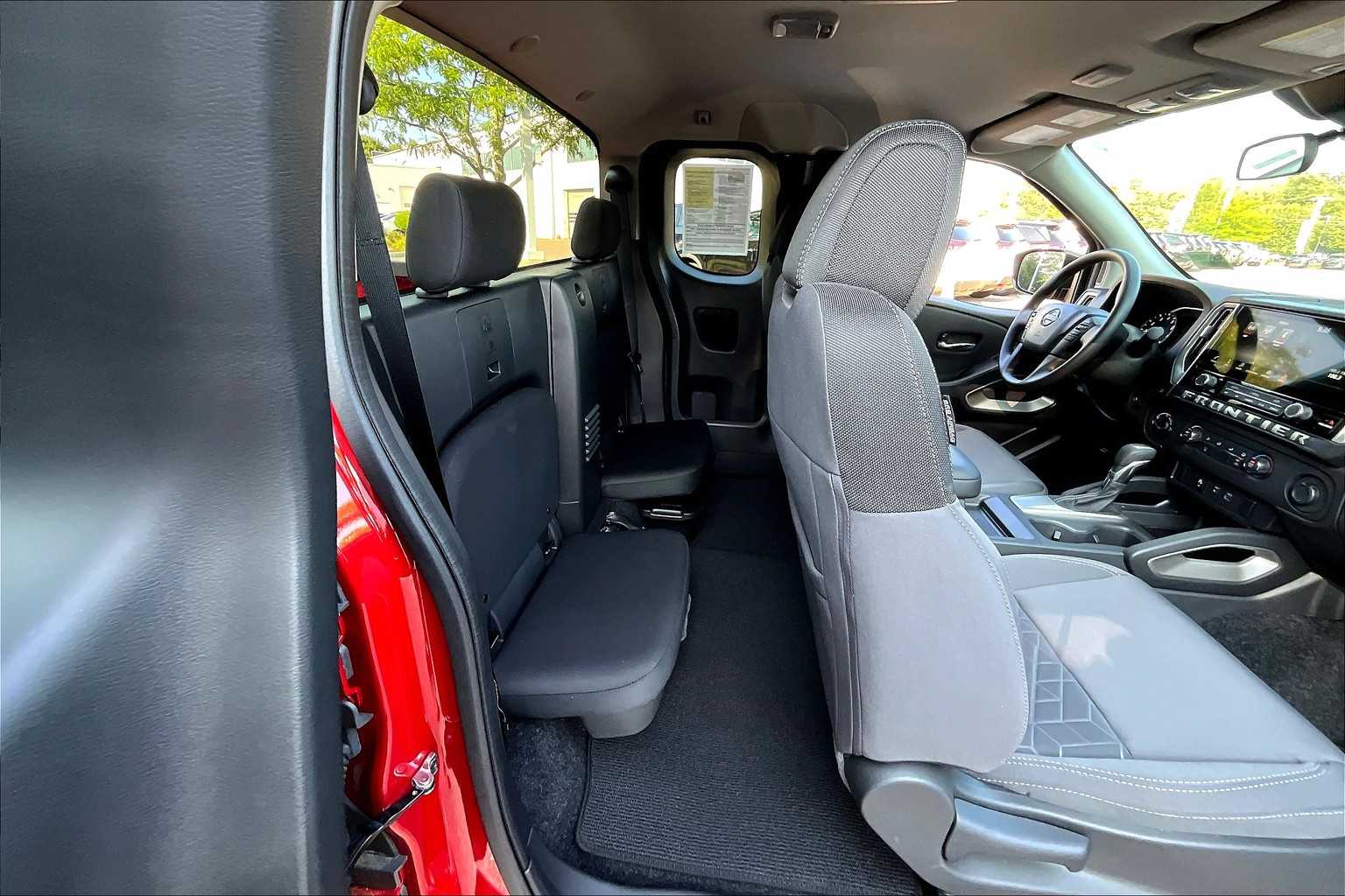 2025 Nissan Frontier SV - Photo 16