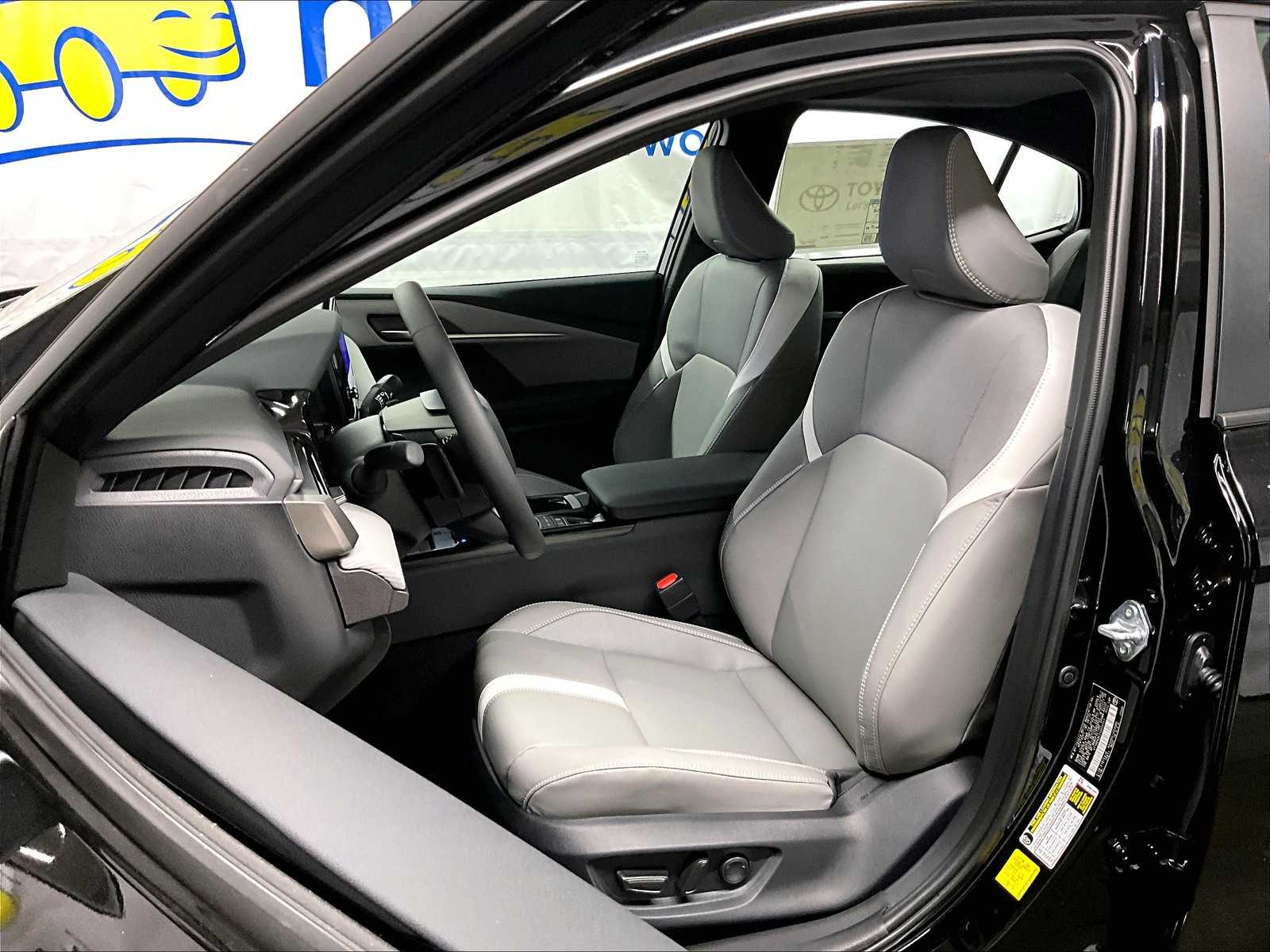 2025 Toyota Camry SE - Photo 11