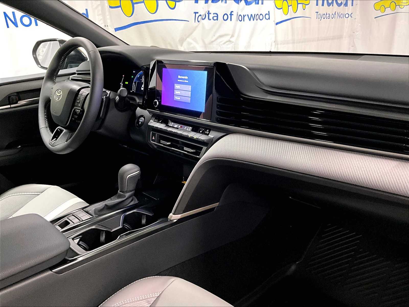 2025 Toyota Camry SE - Photo 10