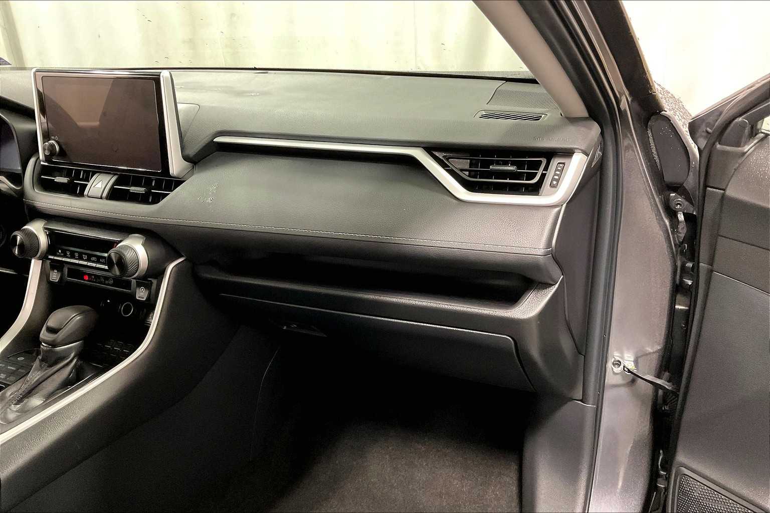 2023 Toyota RAV4 LE - Photo 13