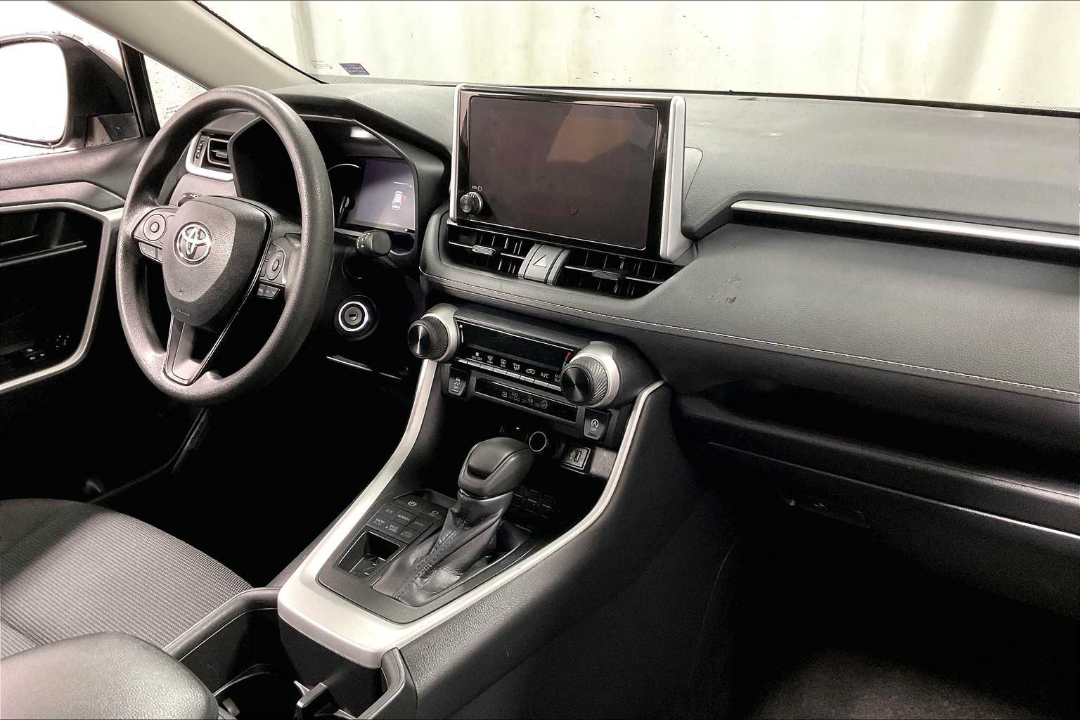 2023 Toyota RAV4 LE - Photo 14