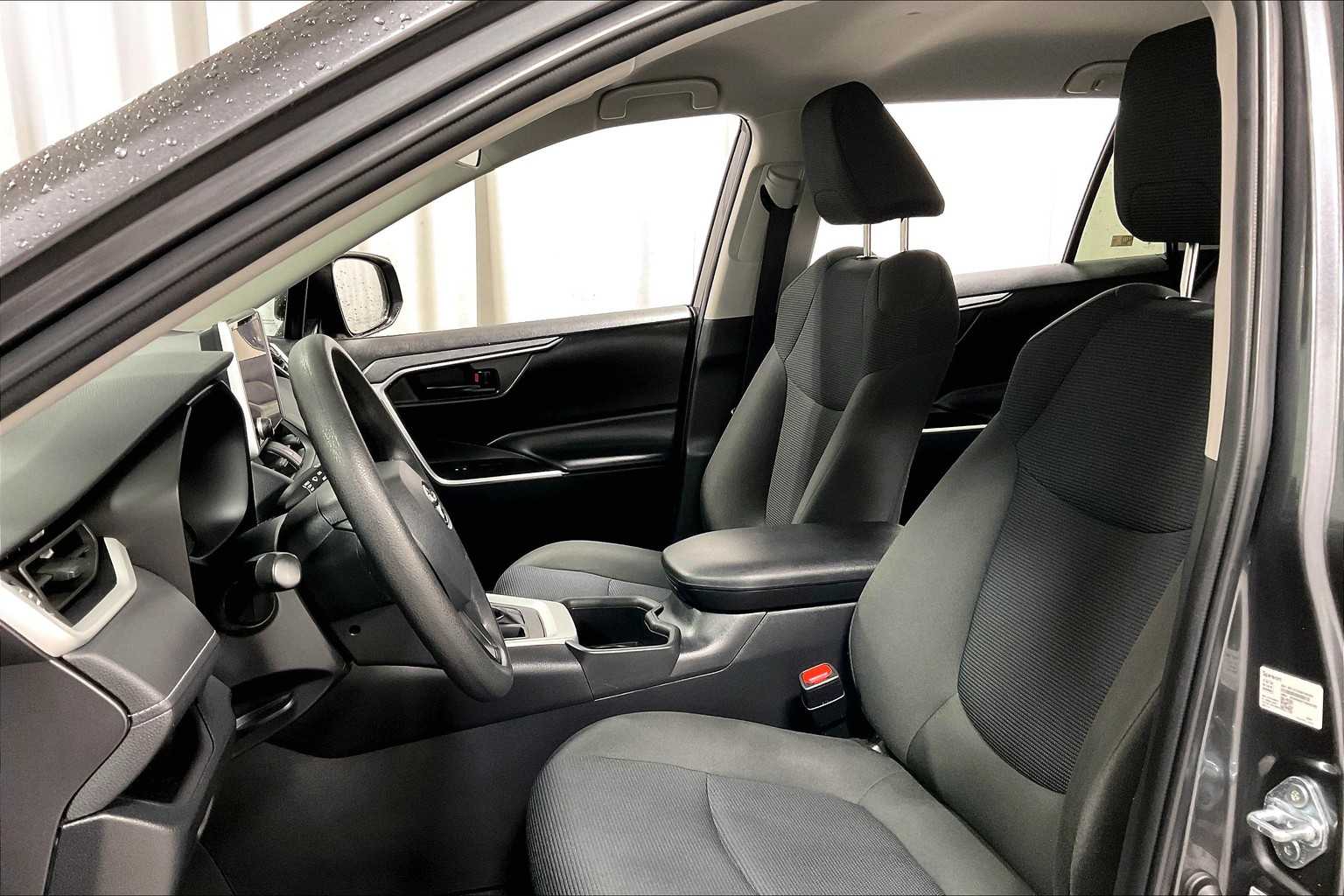 2023 Toyota RAV4 LE - Photo 10