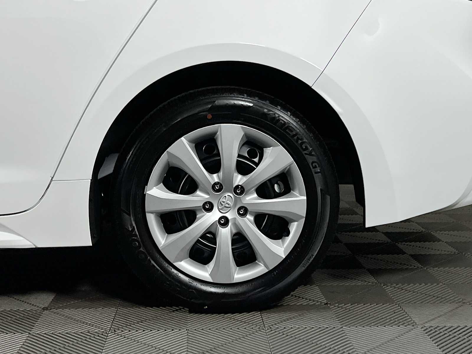 2025 Toyota Corolla LE - Photo 18
