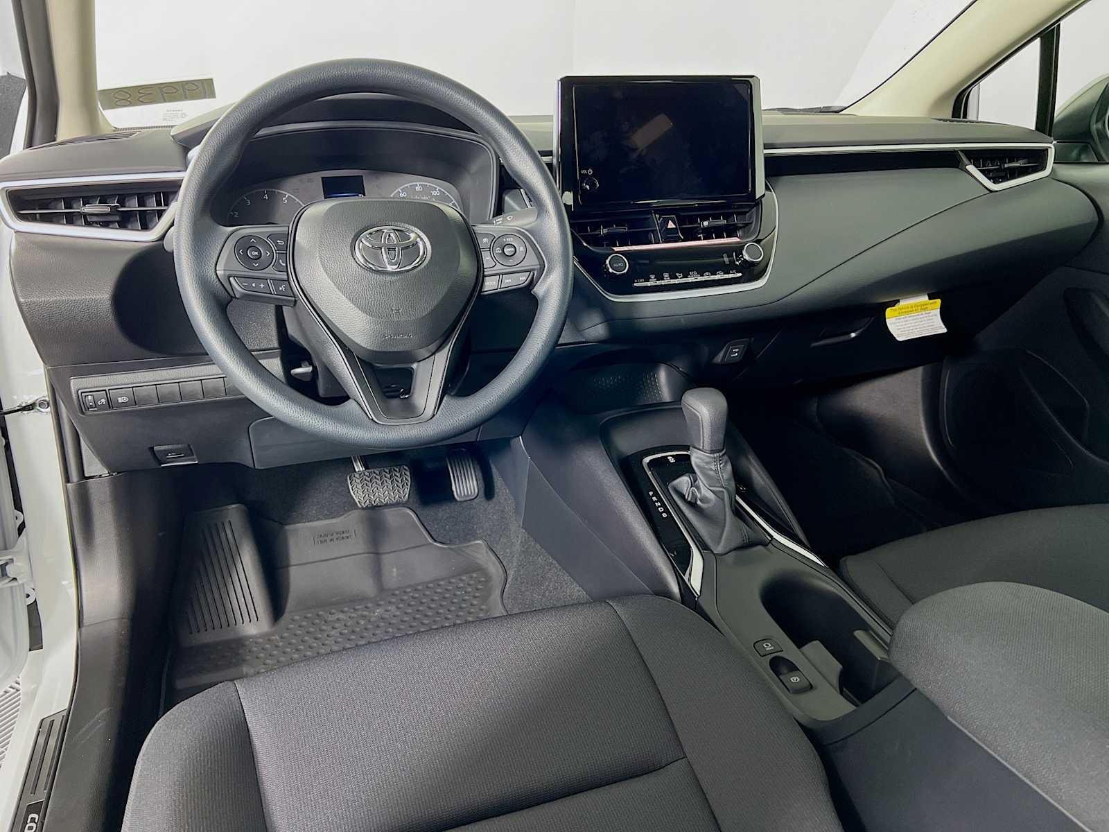 2025 Toyota Corolla LE - Photo 6