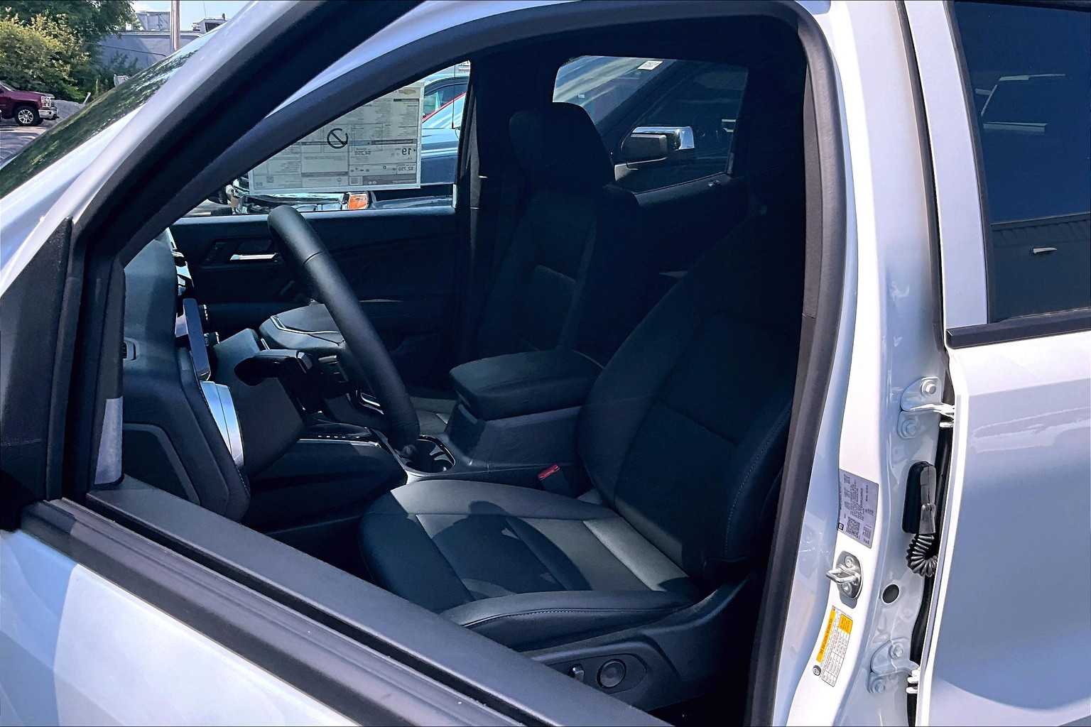 2025 Chevrolet Colorado 4WD LT - Photo 11