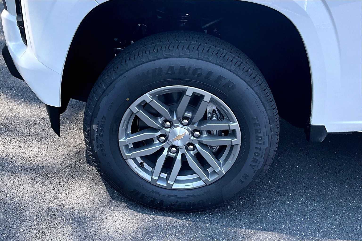2025 Chevrolet Colorado 4WD LT - Photo 8