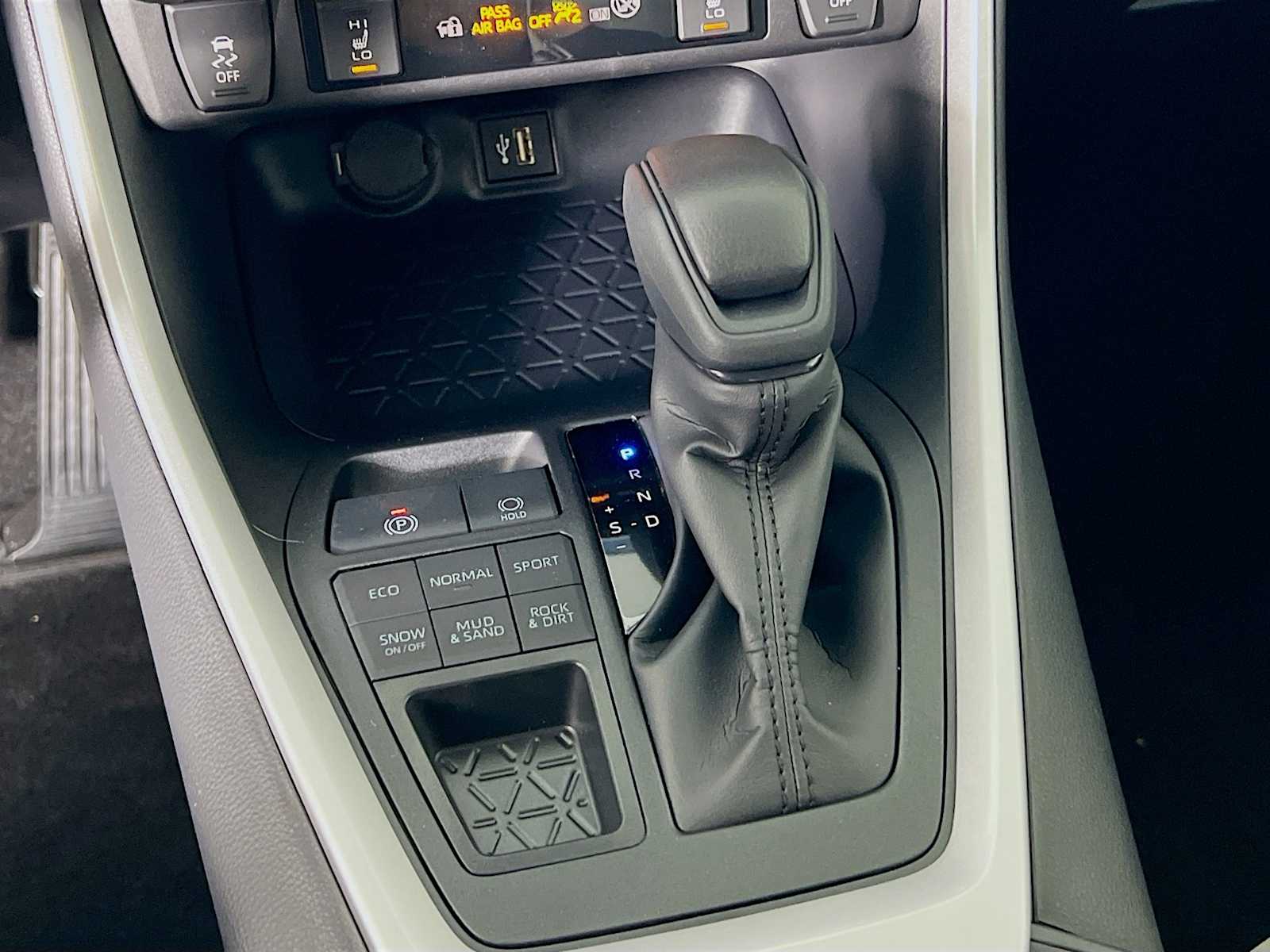 2025 Toyota RAV4 XLE - Photo 11