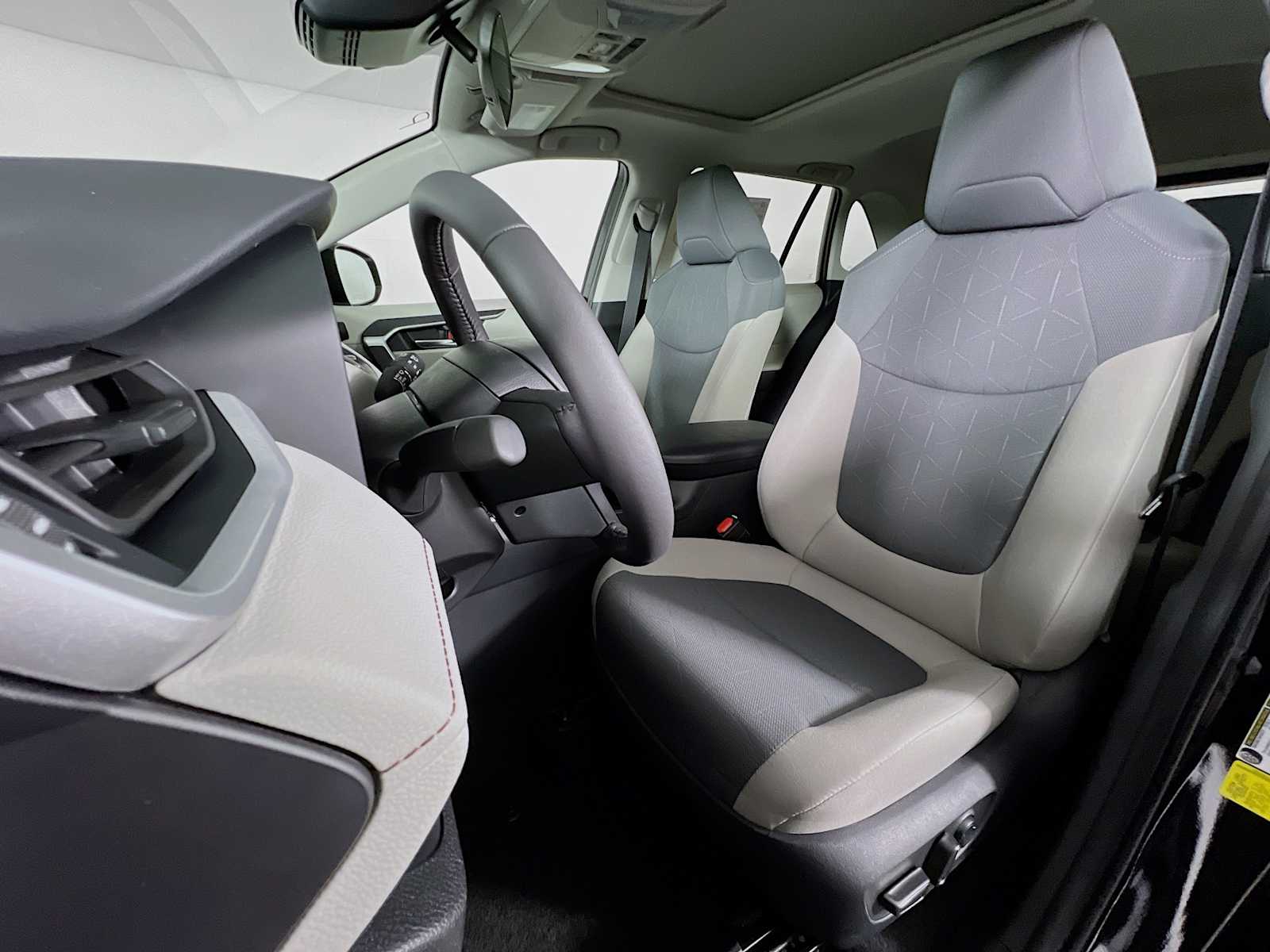 2025 Toyota RAV4 XLE - Photo 12
