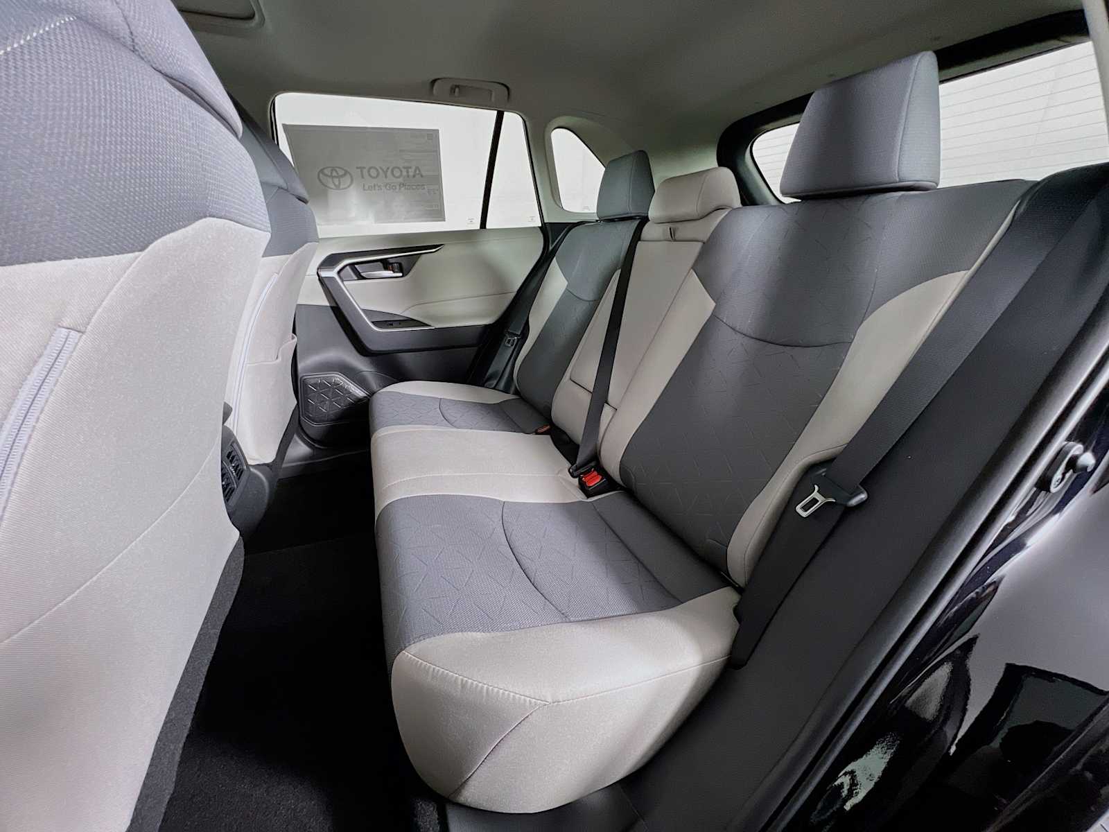 2025 Toyota RAV4 XLE - Photo 13