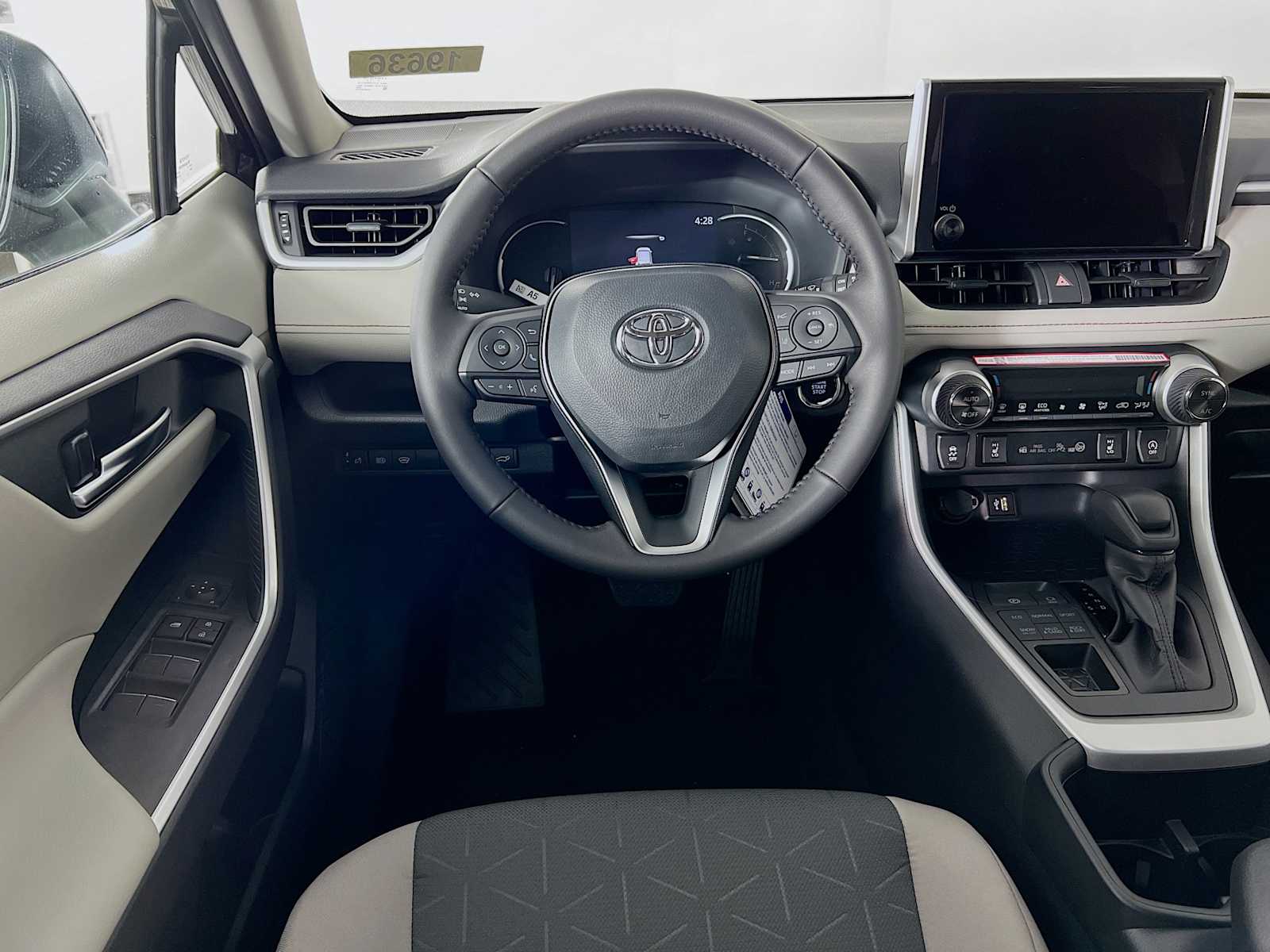 2025 Toyota RAV4 XLE - Photo 15