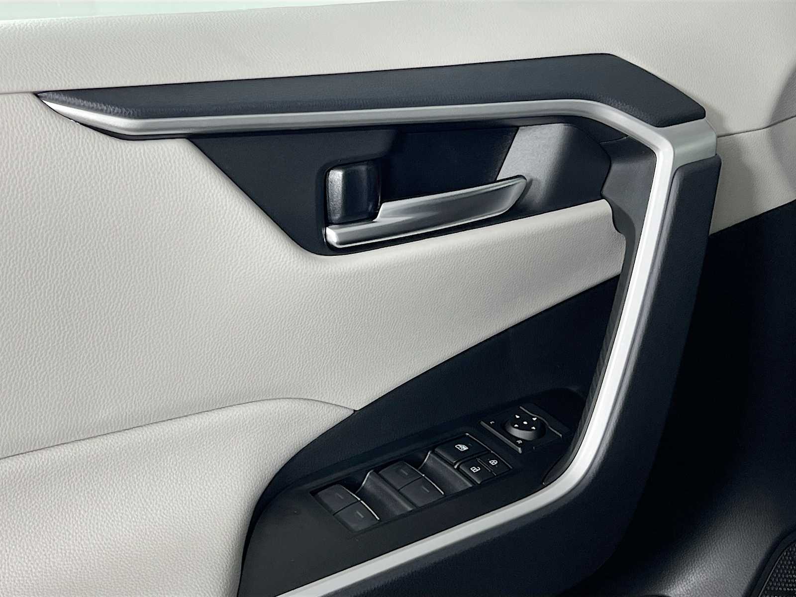 2025 Toyota RAV4 XLE - Photo 16