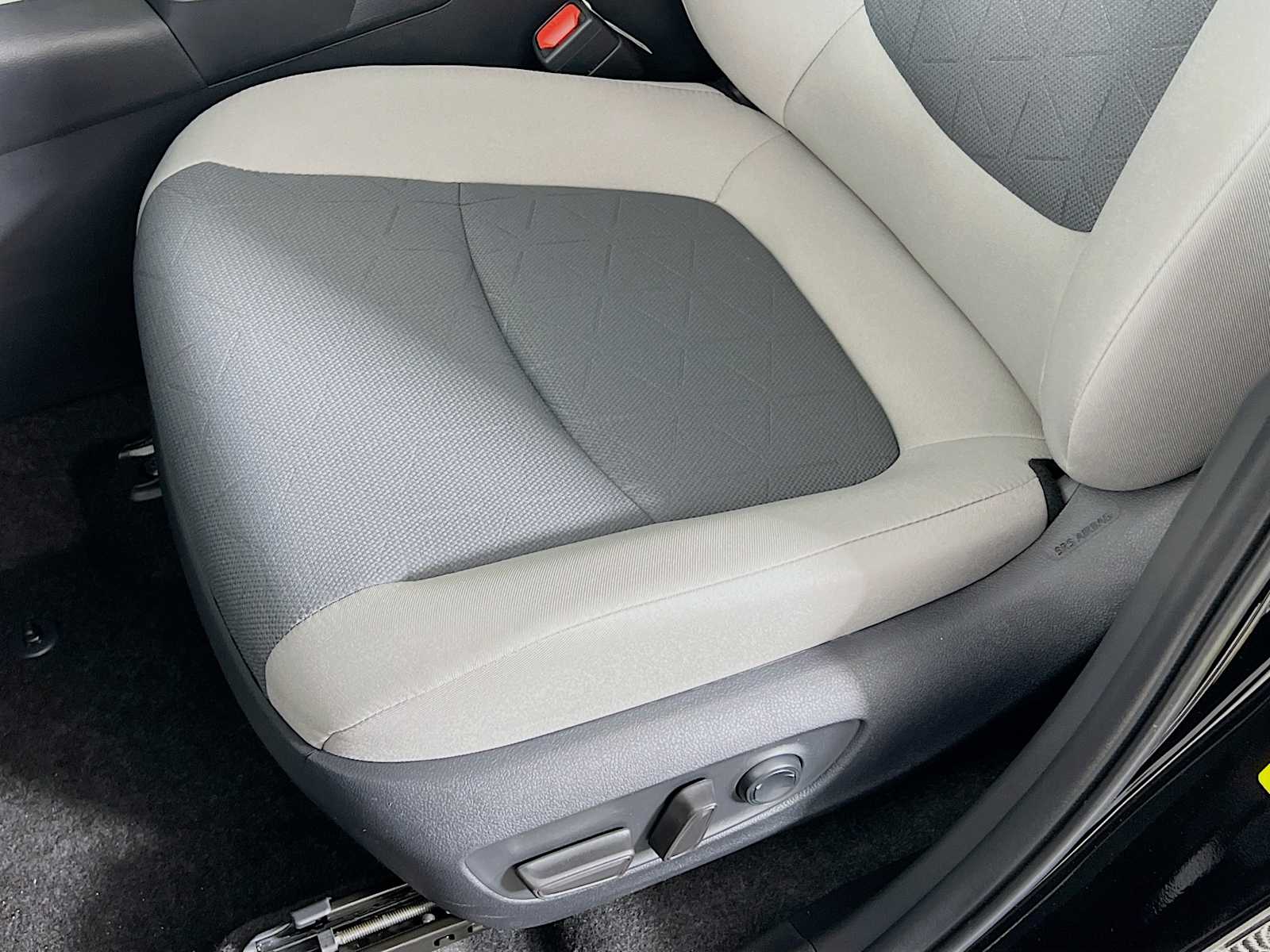 2025 Toyota RAV4 XLE - Photo 17