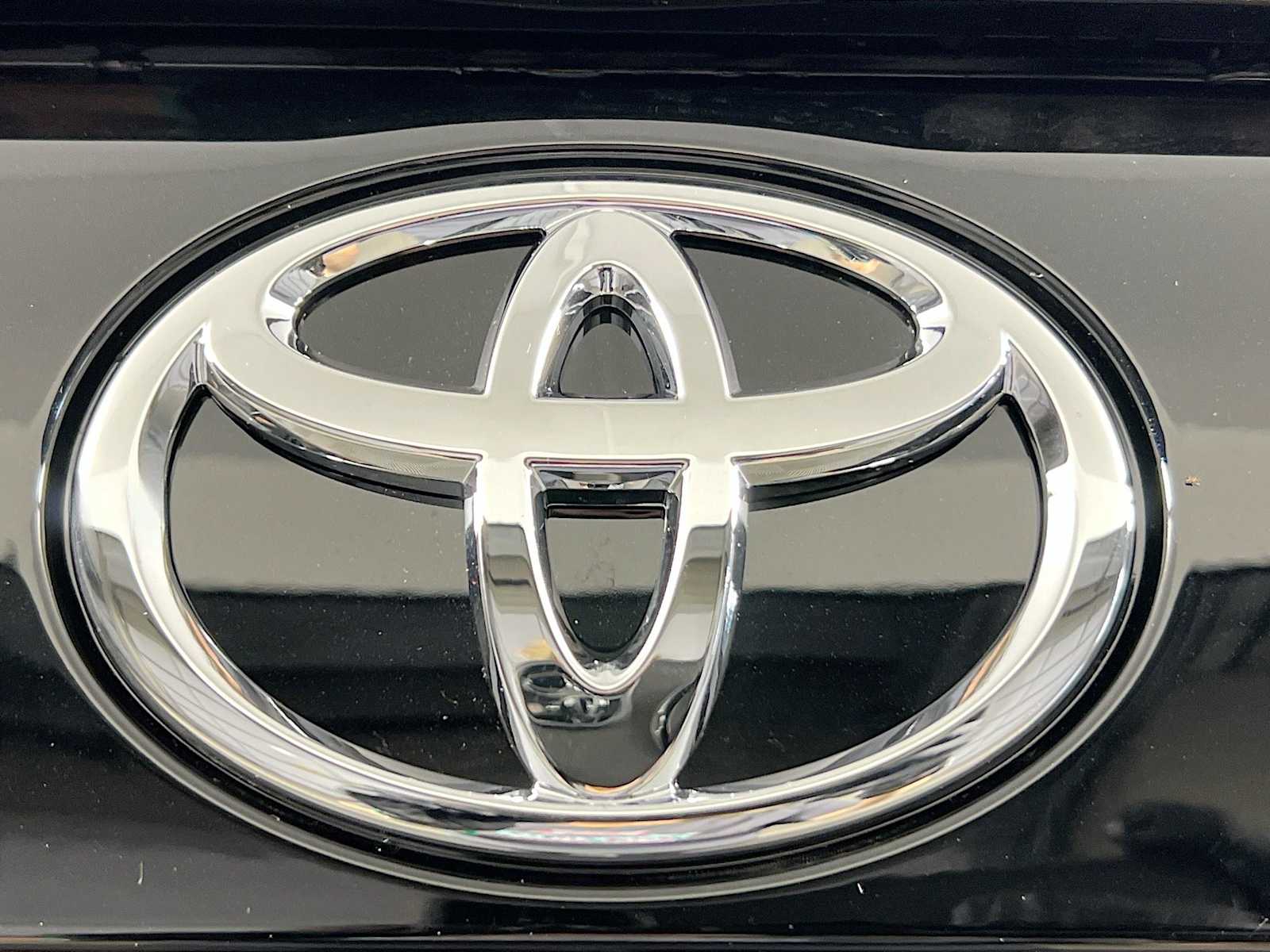 2025 Toyota RAV4 XLE - Photo 18