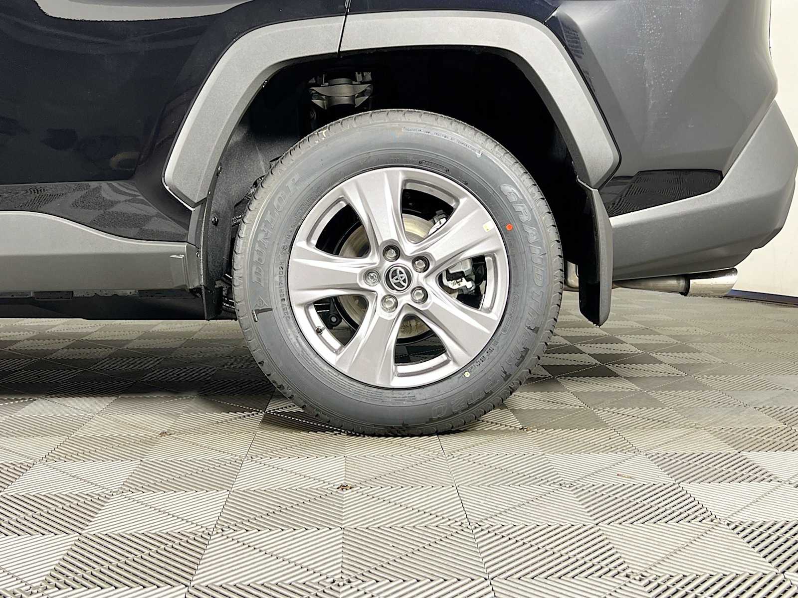 2025 Toyota RAV4 XLE - Photo 19