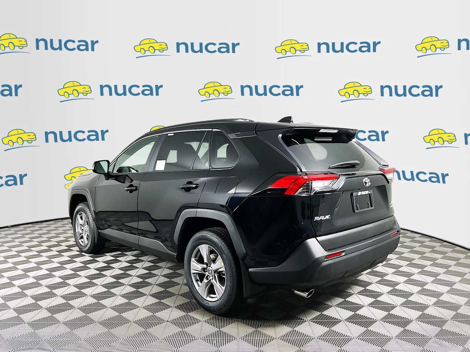 2025 Toyota RAV4 XLE - Photo 4
