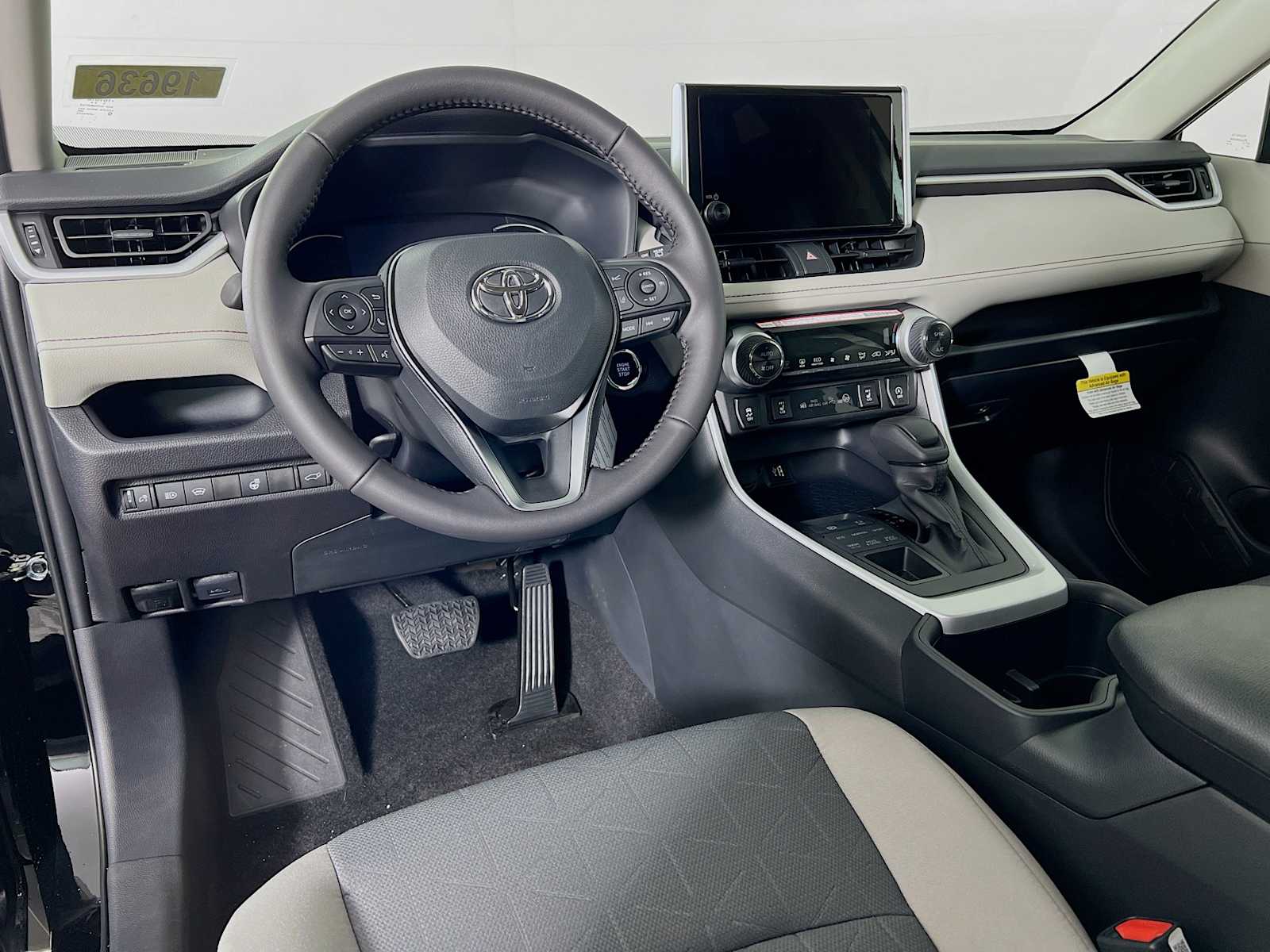 2025 Toyota RAV4 XLE - Photo 6