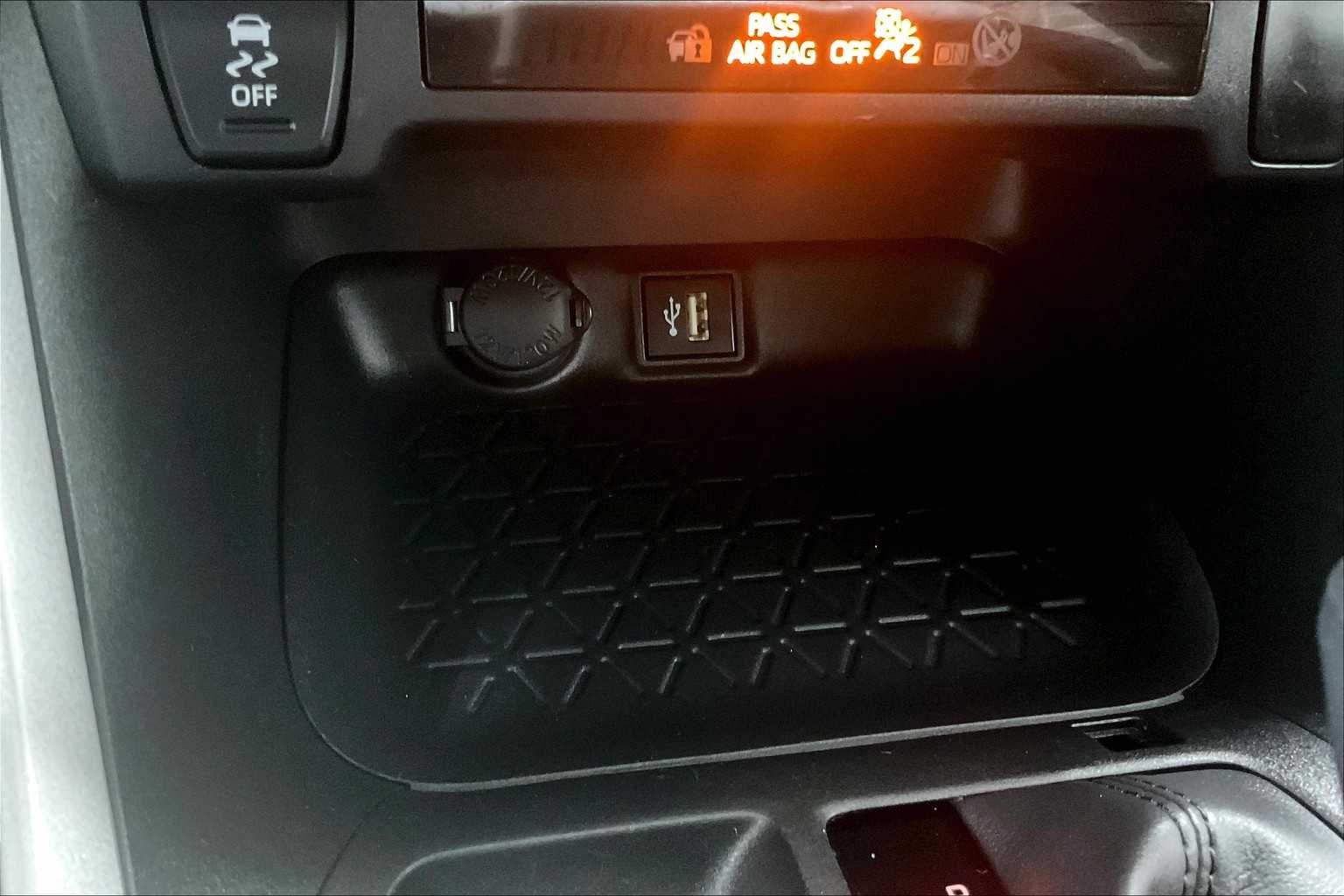 2024 Toyota RAV4 Hybrid LE - Photo 26