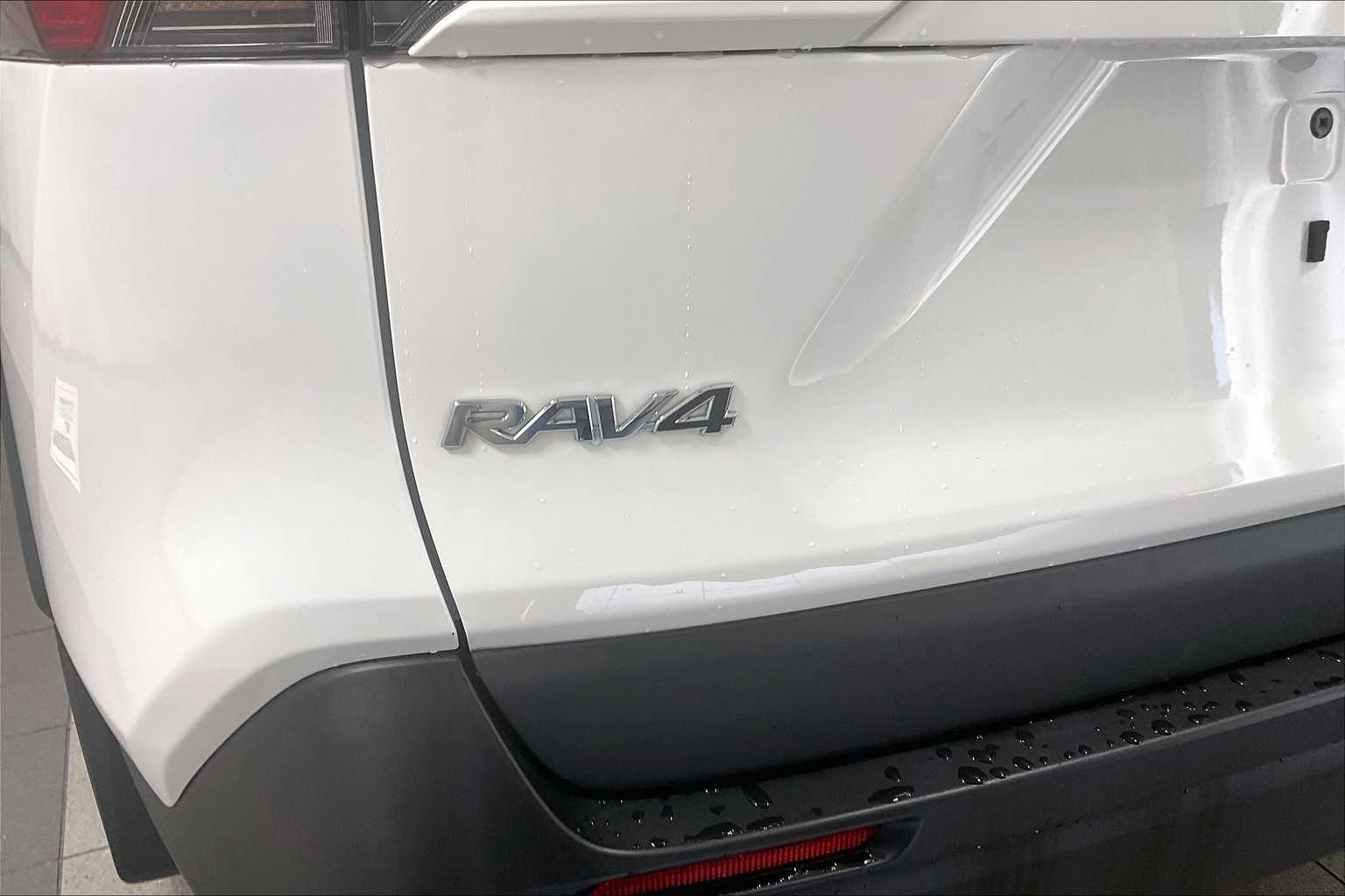 2024 Toyota RAV4 Hybrid LE - Photo 28