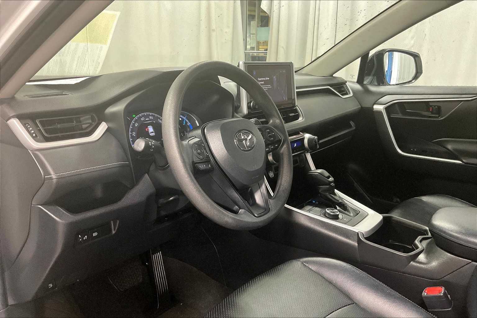 2024 Toyota RAV4 Hybrid LE - Photo 8