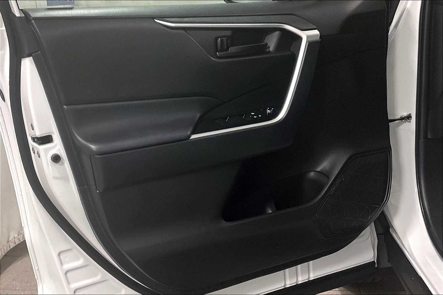 2024 Toyota RAV4 Hybrid LE - Photo 9