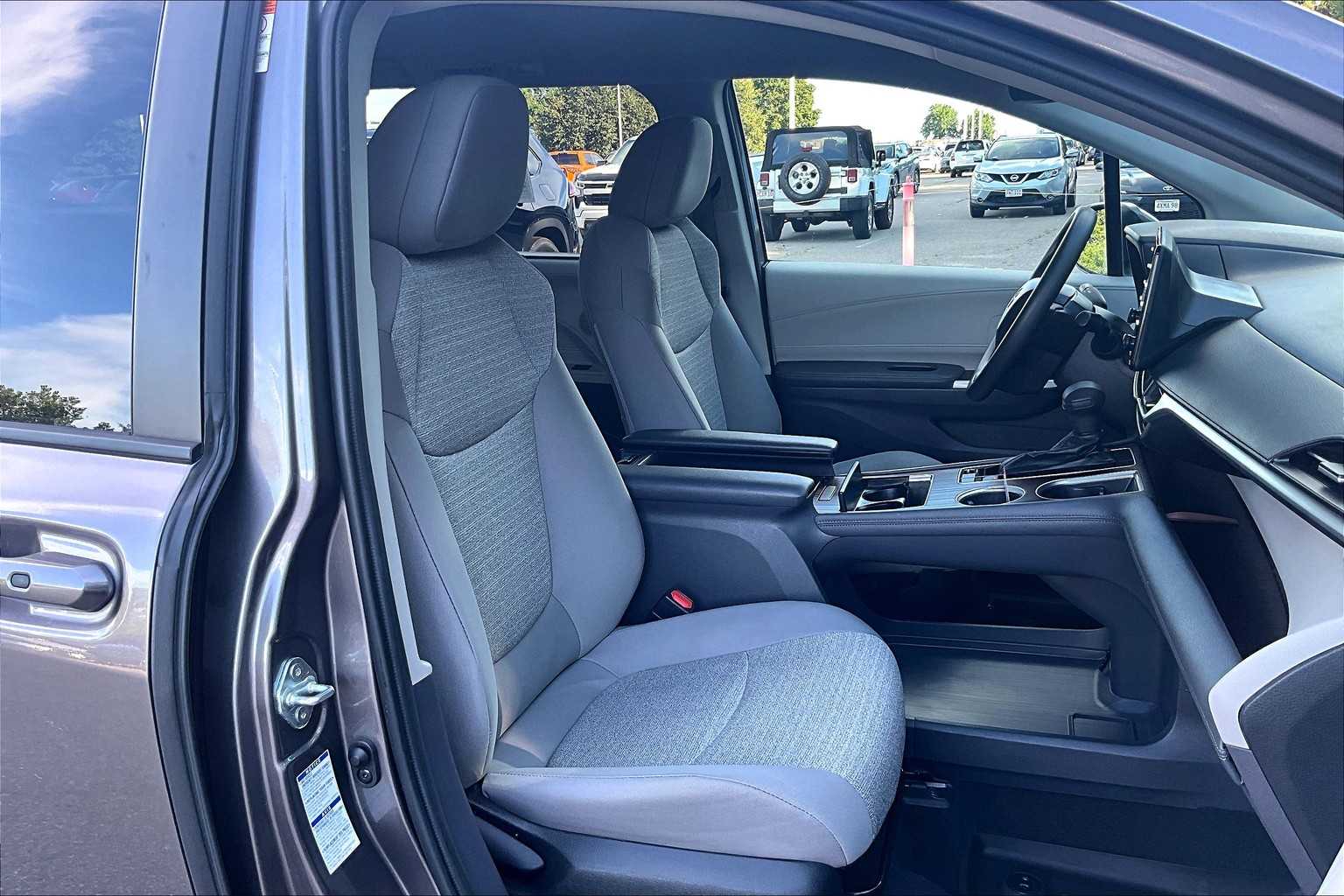 2022 Toyota Sienna LE - Photo 11