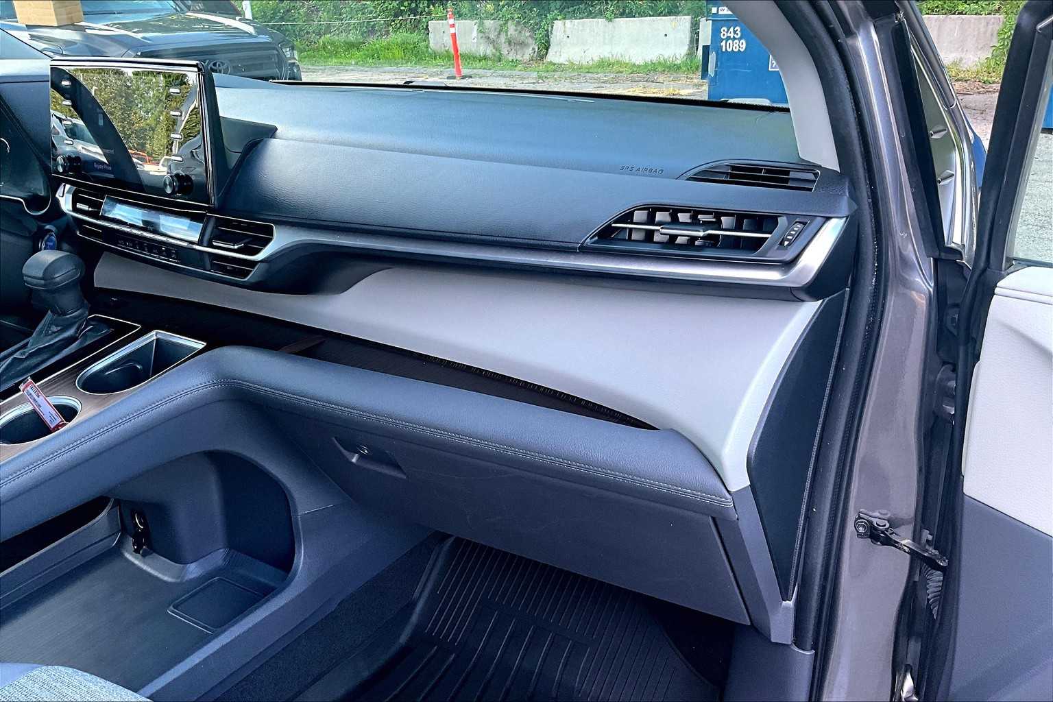 2022 Toyota Sienna LE - Photo 13