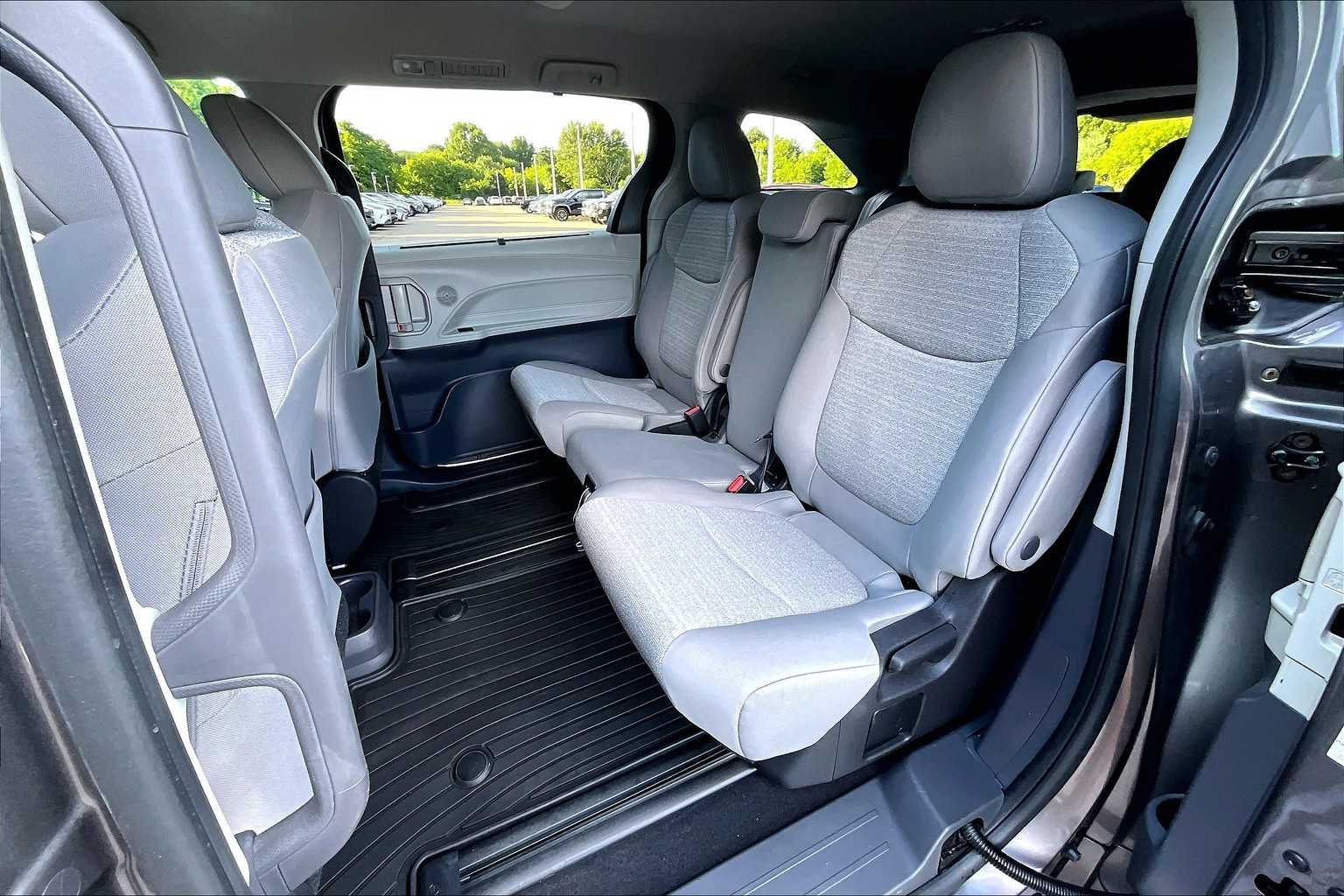 2022 Toyota Sienna LE - Photo 15