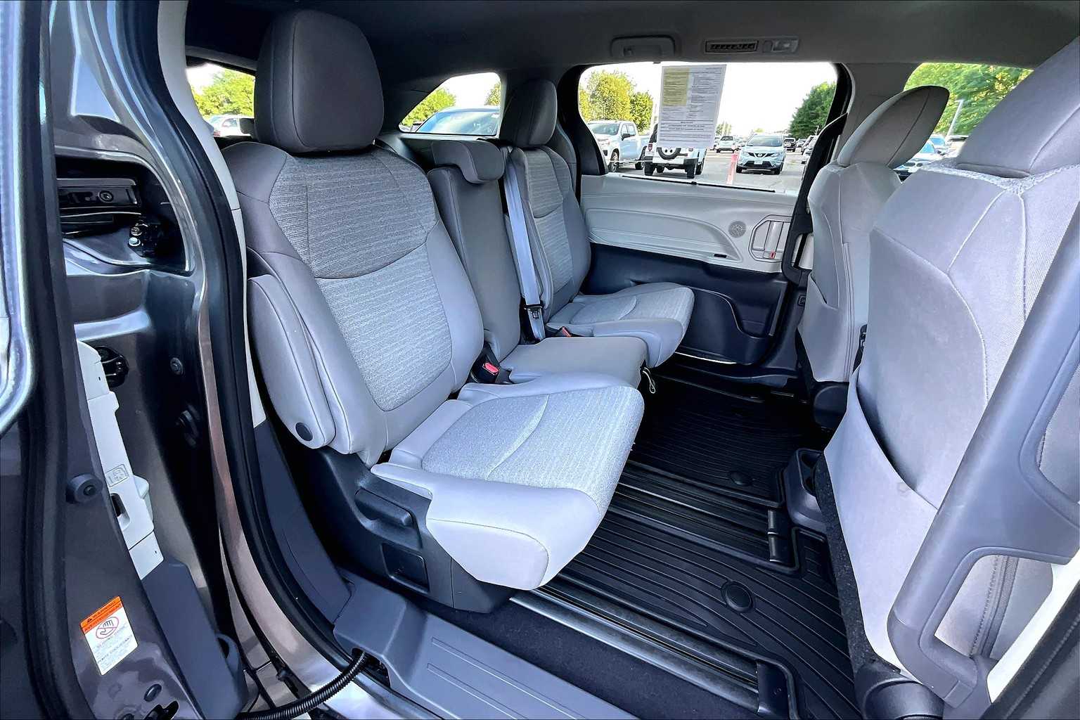 2022 Toyota Sienna LE - Photo 16
