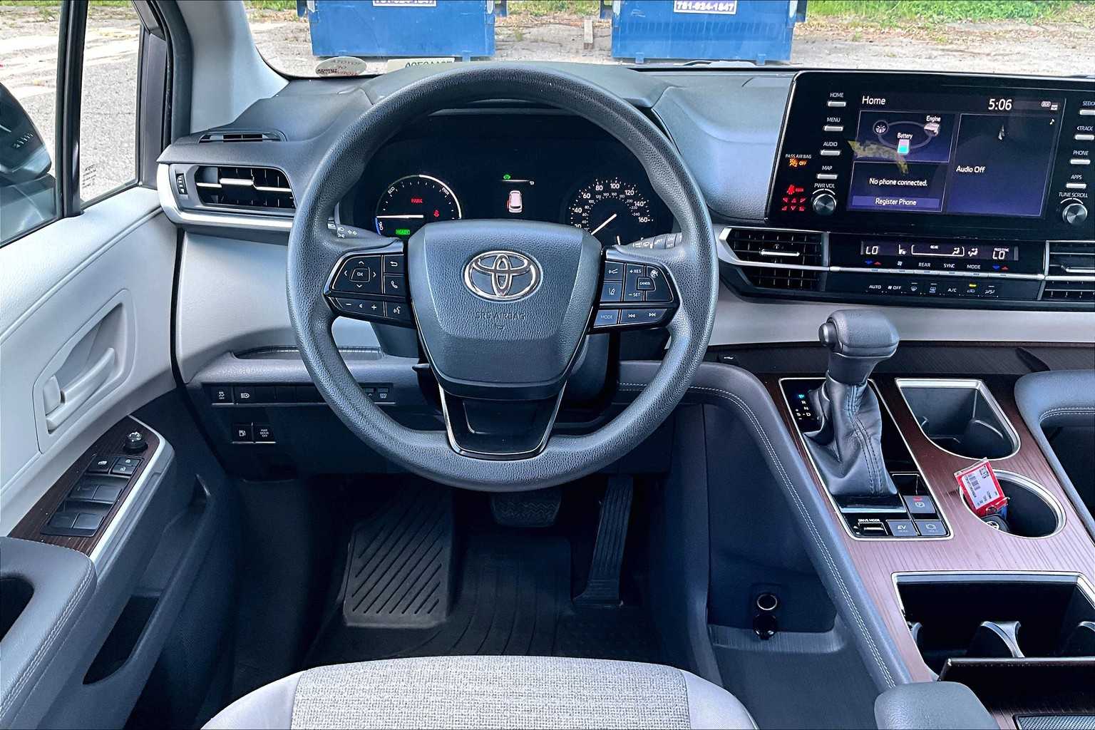 2022 Toyota Sienna LE - Photo 17
