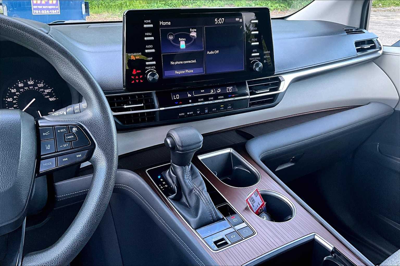 2022 Toyota Sienna LE - Photo 18