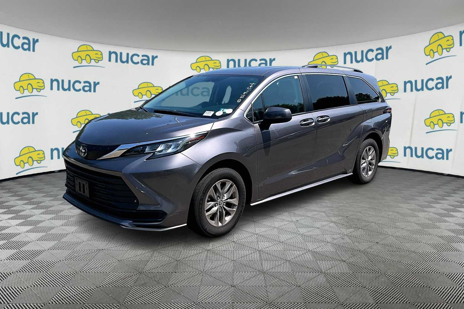 2022 Toyota Sienna LE - Photo 2