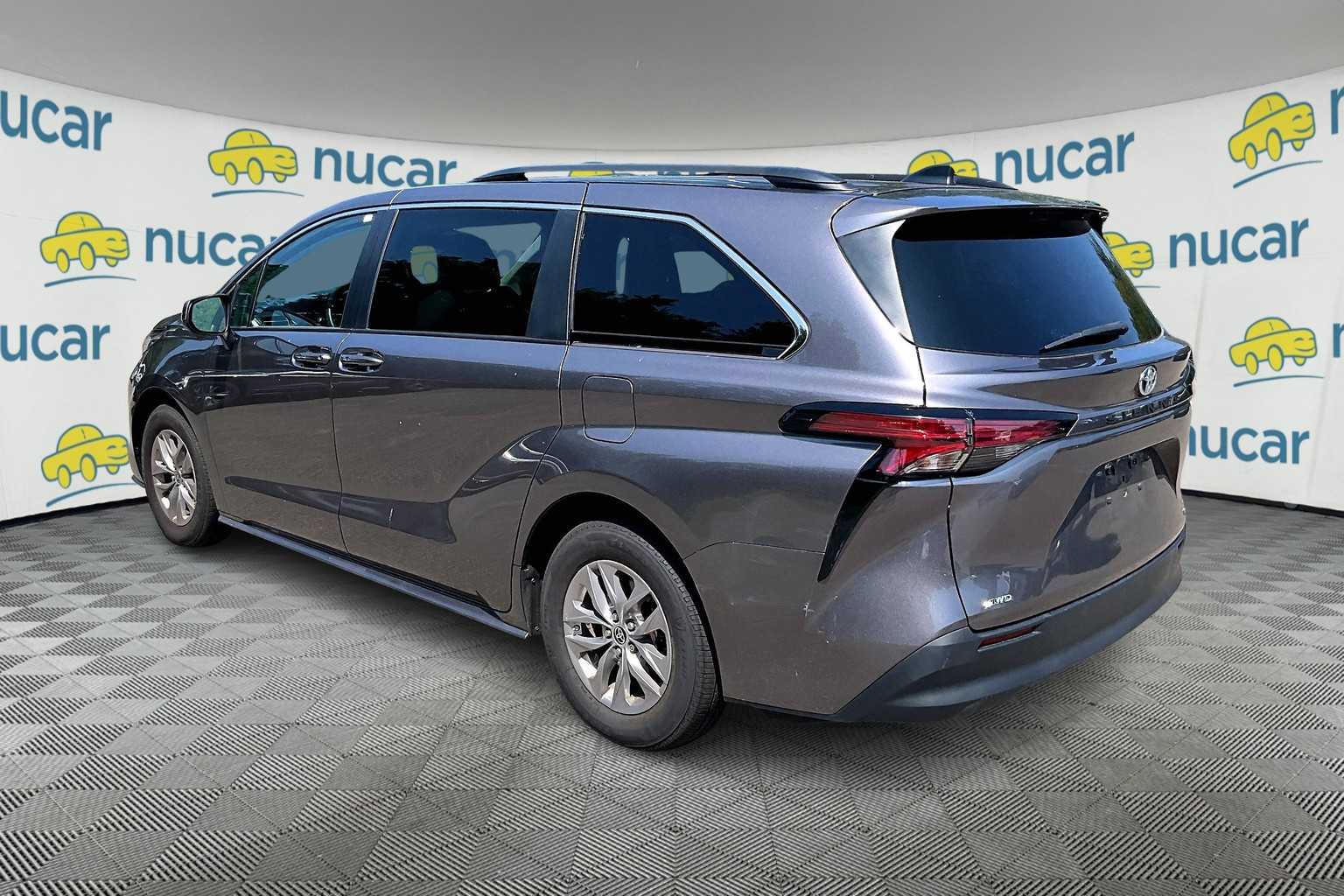 2022 Toyota Sienna LE - Photo 3