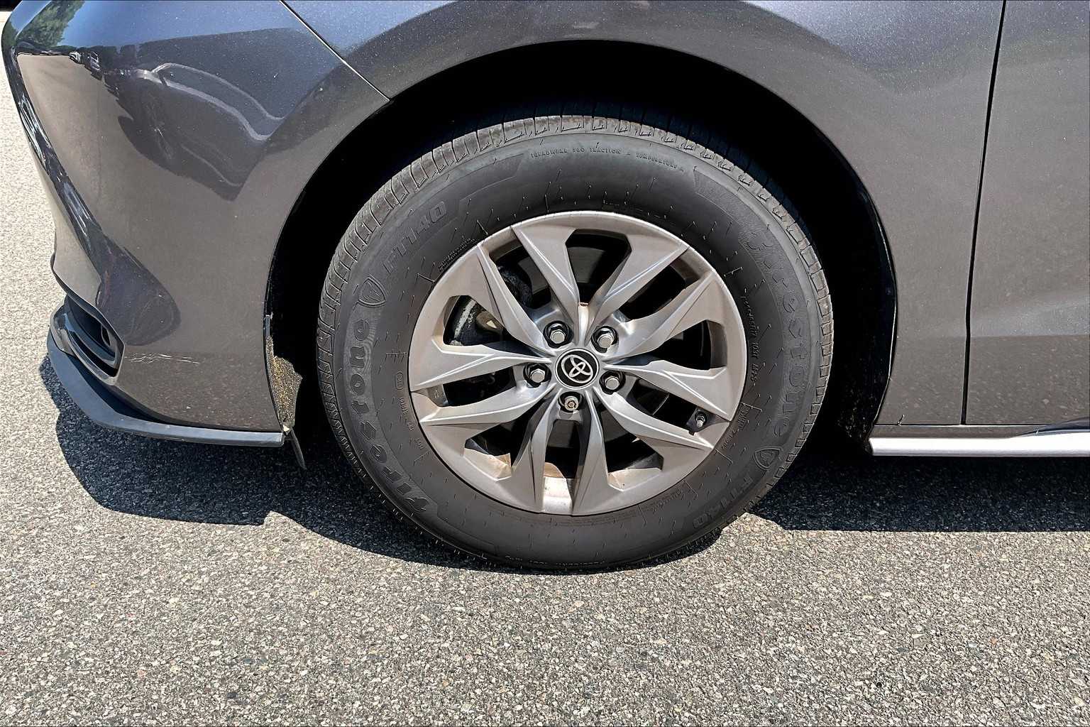 2022 Toyota Sienna LE - Photo 4